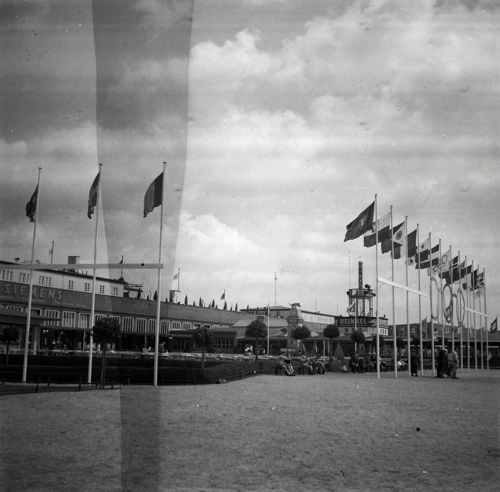 Németország, Berlin, Tempelhof repülőtér., 1936, Lőrincze Judit, reklám, zászló, olimpia, repülőtér, Heinkel-márka, AEG, Siemens, zászlódísz, Fortepan #26087