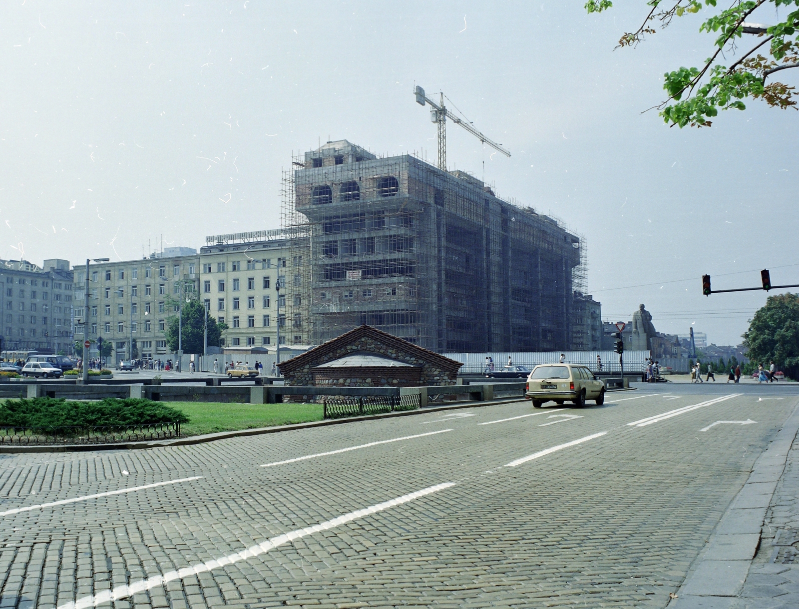Bulgaria, Sofia, plosad Nezaviszimoszt (plosad Lenin), a Mária Lujza hercegnő (Georgi Dimitrov) sugárút kereszteződésén túl szemben a Todor Alekszandrov sugárút. Középen a Szent Petka középkori ortodox templom maradványai., 1986, Faragó György, Lenin-portrayal, colorful, Fortepan #260870