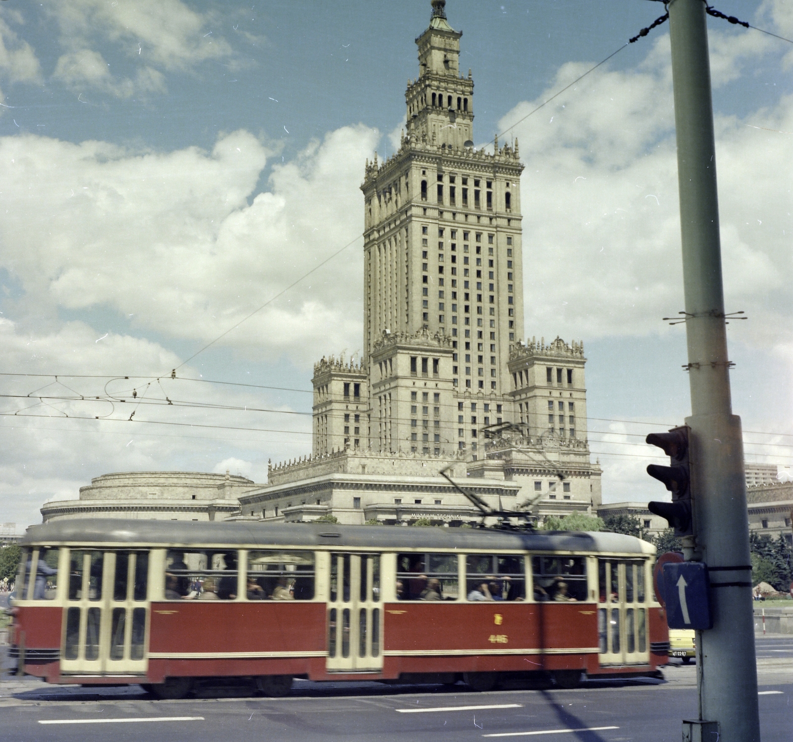 Lengyelország, Varsó, plac Defilad (Felvonulás tér), a Kultúra és Tudomány Palotája a mai Rondo Romana Dmowskiego (Aleje Jerozolimskie - ulica Marszalkowska kereszteződés) felől., 1979, Faragó György, villamos, jelzőlámpa, színes, Fortepan #260873