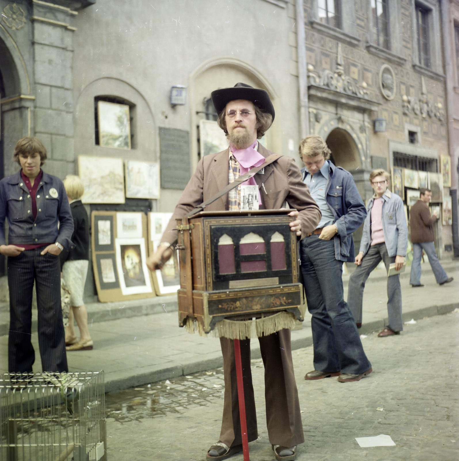Poland, Warsaw, Óvárosi piactér (Rynek Starego Miasta)., 1979, Faragó György, hurdy-gurdy, hands in pockets, colorful, extinct crafts, Fortepan #260874