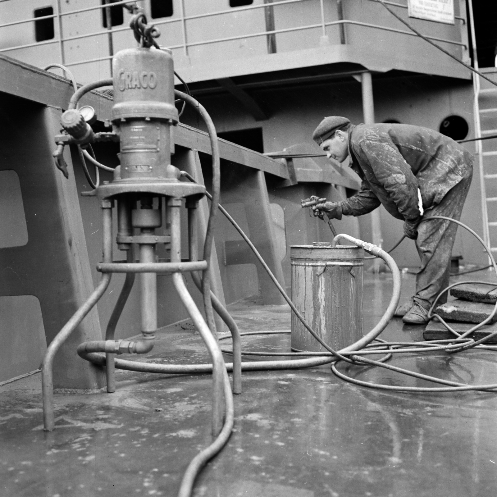 Hungary, Budapest XIII., Újpesti-öböl, a Magyar Hajó- és Darugyár Angyalföldi Gyáregysége., 1963, Faragó György, shipbuilding, painting, Budapest, Fortepan #260877