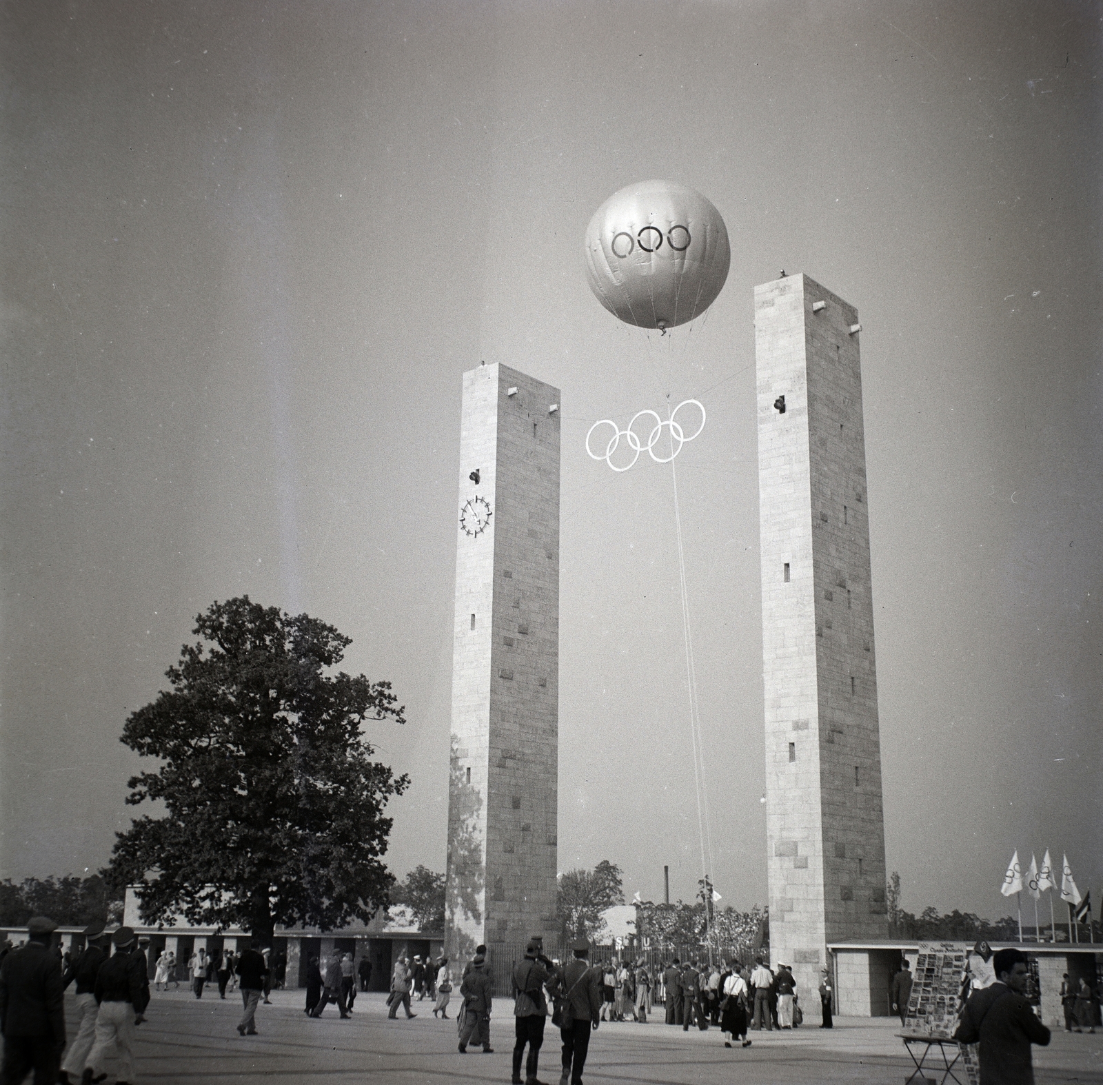 Germany, Berlin, az Olimpiai Stadion főbejárata a stadion felől fotózva, a XI. nyári olimpiai játékok alatt., 1936, Lőrincze Judit, cop, Berlin Olympics, Olympics, stadium, olympic symbols, Fortepan #26088