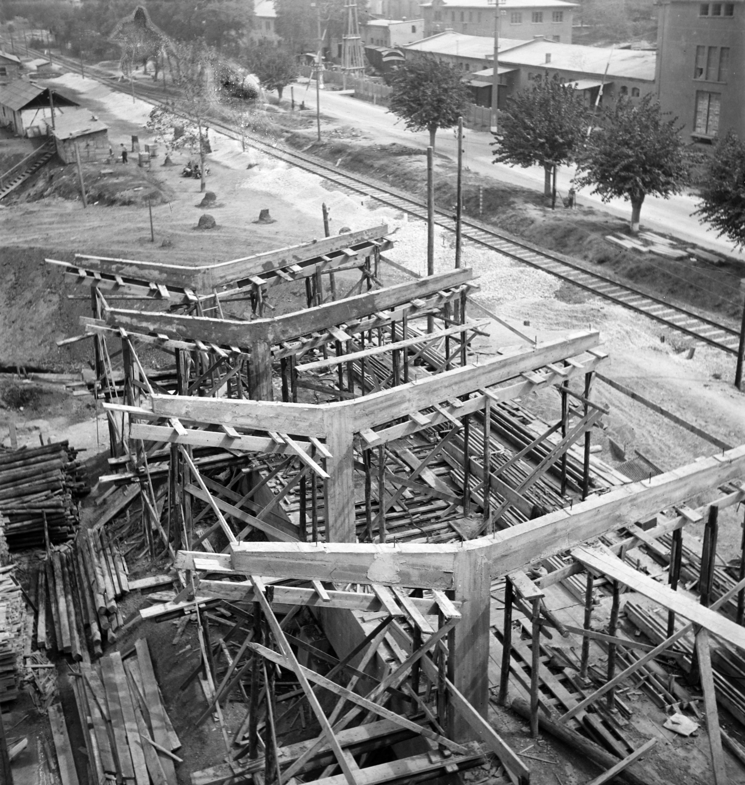 Hungary, Lábatlan, Duna-part, a cementgyár rakodójának építkezése., 1952, Faragó György, photo aspect ratio: square, construction, street view, wood, Fortepan #260881
