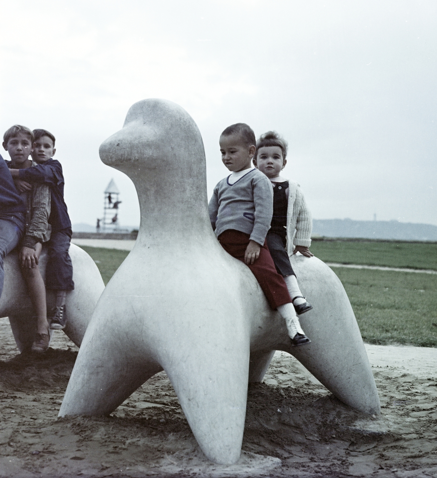 Magyarország, Gellérthegy, Budapest XI., a Citadella alatti déli lejtő, Jubileumi park, Lovacskák (Barta Lajos, 1965.)., 1966, Faragó György, lovaglás, Budapest, színes, Fortepan #260888