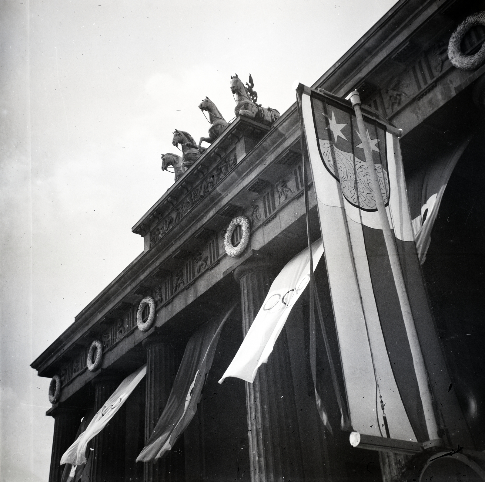Germany, Berlin, Brandenburgi kapu., 1936, Lőrincze Judit, flag, monument, swastica, Olympics, crest, Neoclassical architecture, Carl Gotthard Langhans-design, Fortepan #26089