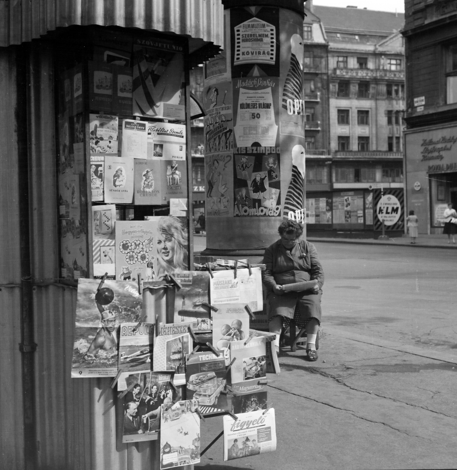Hungary, Budapest V., a felvétel a Vörösmarty téren készült, a háttérben a Deák Ferenc utca, távolabb a Bécsi utca 5. és 1–3. számú épület látható., 1960, Faragó György, Best of, ad pillar, poster, KLM Royal Dutch Airlines, newsstand, newspaper, Budapest, stage, Fortepan #260898