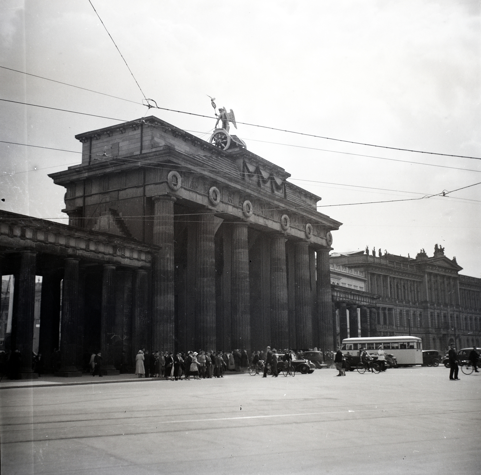 Germany, Berlin, Brandenburgi kapu., 1936, Lőrincze Judit, bicycle, bus, monument, cop, automobile, Neoclassical architecture, Carl Gotthard Langhans-design, Fortepan #26090