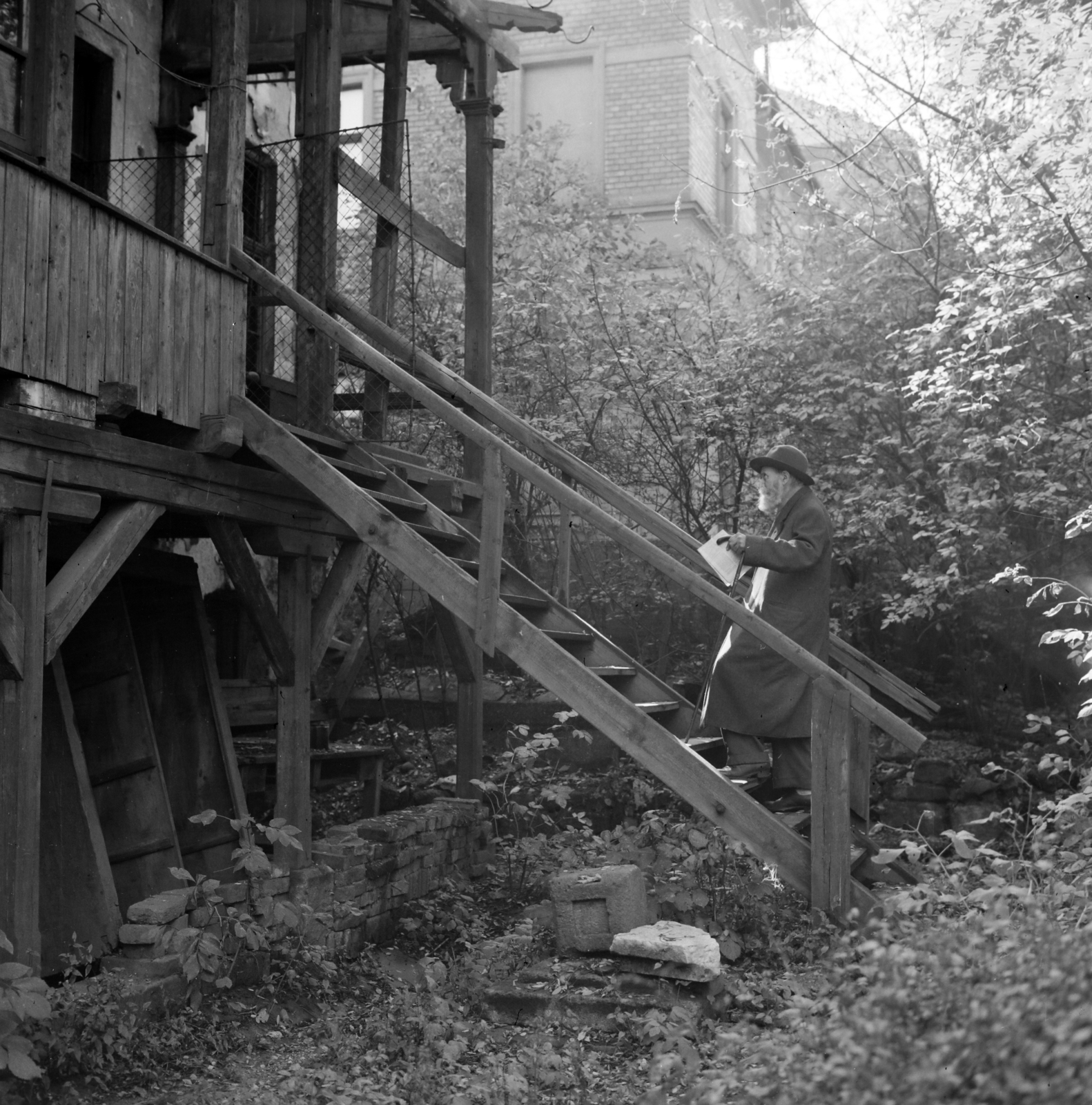 Hungary, Budapest XIV., Thököly út 54., a felvétel Gottlieb Béla kárpitos- és díszítőmester műhelyénél lévő udvaron készült., 1960, Faragó György, Budapest, stairs, old person, Fortepan #260905