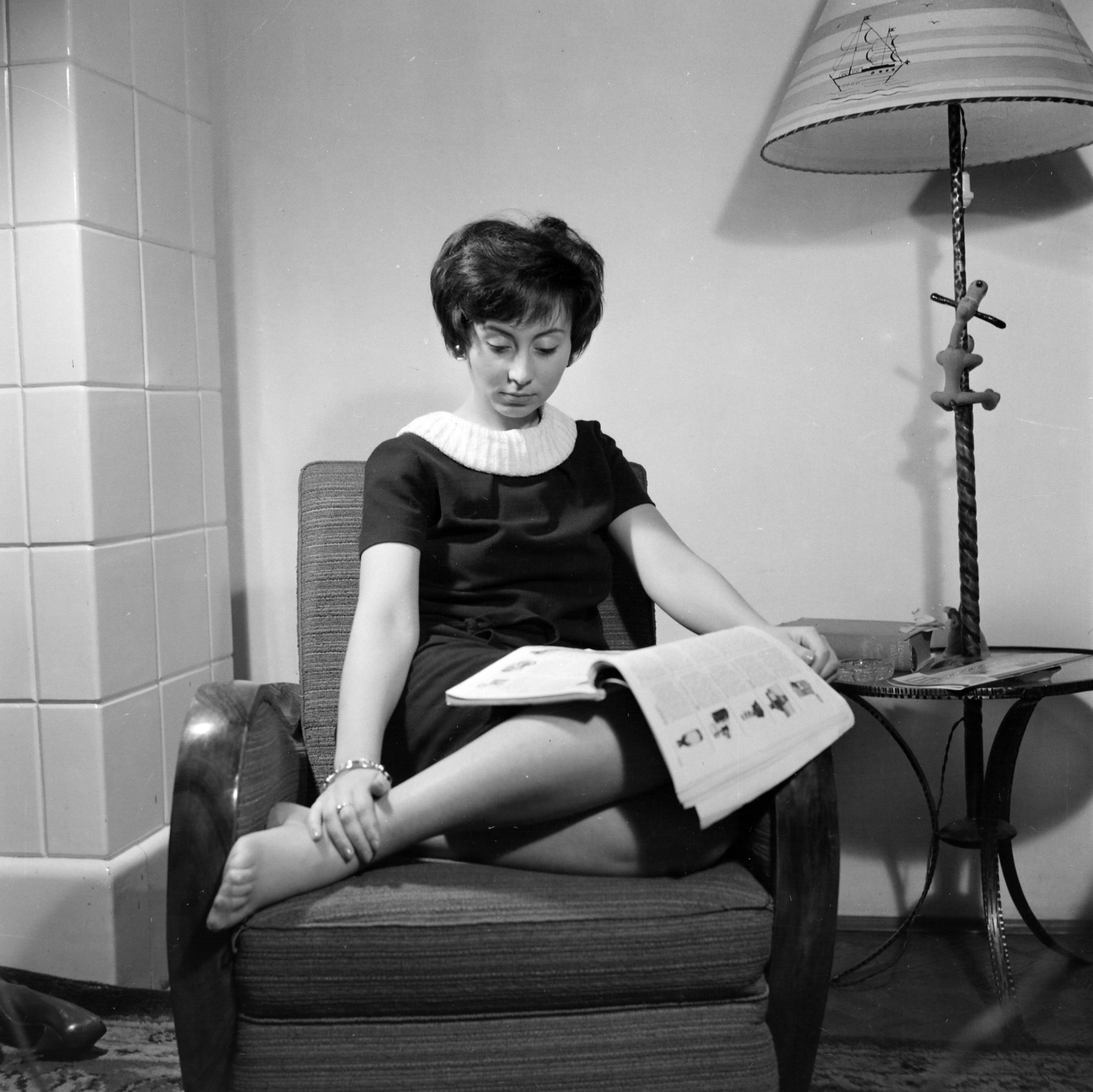 1960, Faragó György, tile stove, lady, posture, newspaper, Fortepan #260906