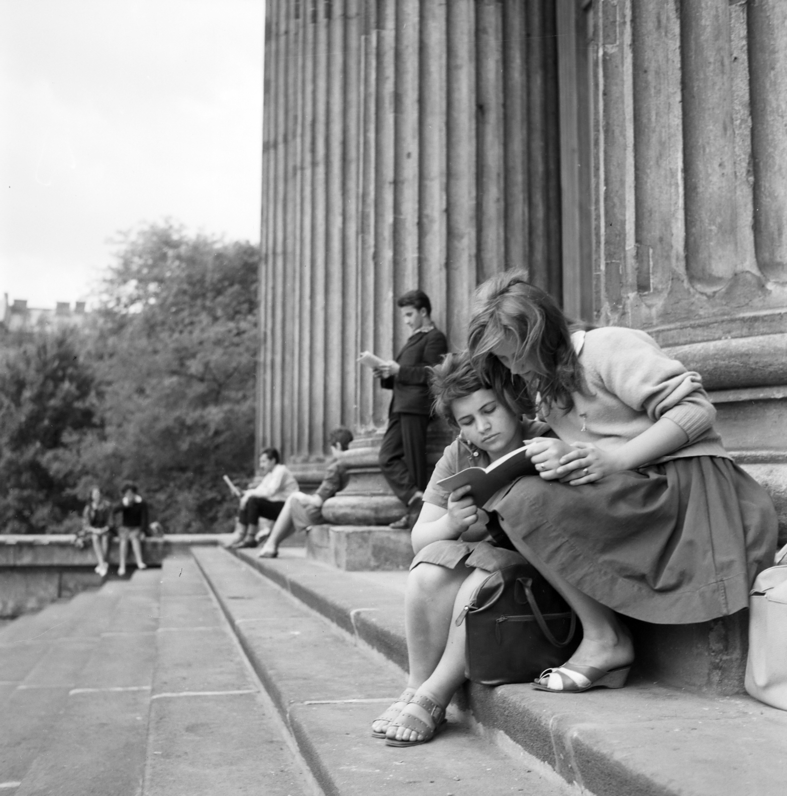 Hungary, Budapest VIII., Múzeumkert, a felvétel a Magyar Nemzeti Múzeum lépcsőjén készült., 1960, Faragó György, Budapest, reading, girls, sitting on stairs, Fortepan #260912