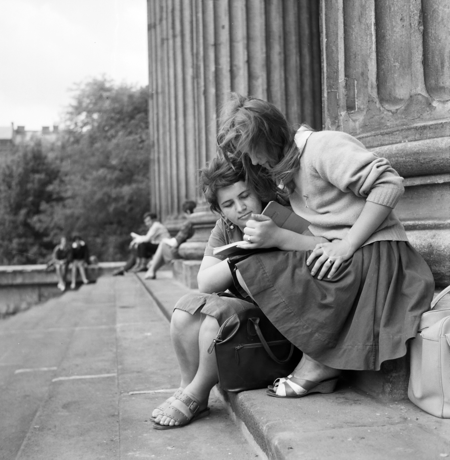 Hungary, Budapest VIII., Múzeumkert, a felvétel a Magyar Nemzeti Múzeum lépcsőjén készült., 1960, Faragó György, Budapest, reading, girls, sitting on stairs, Fortepan #260913