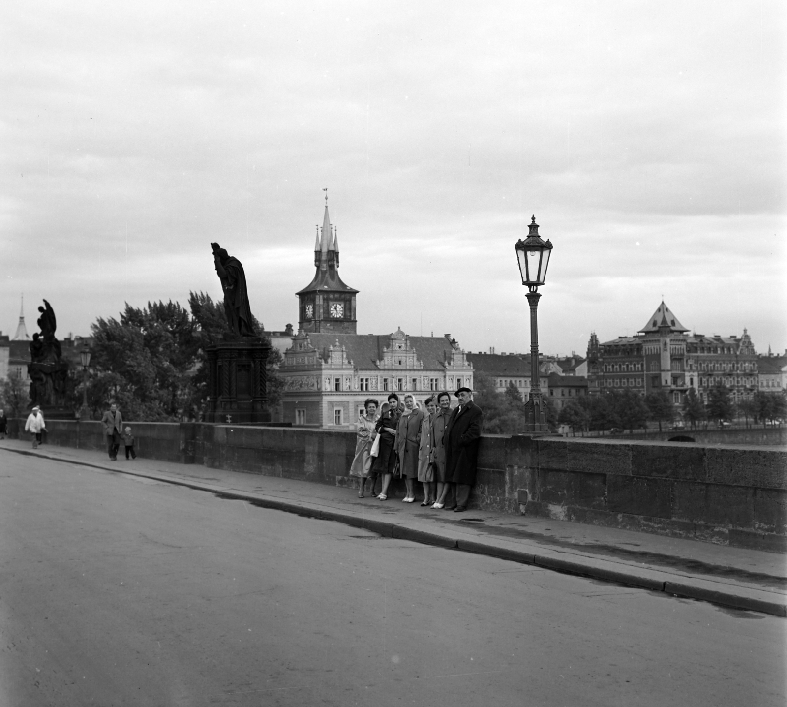 Csehország, Prága, Károly híd., 1961, Faragó György, híd, szobor, toronyóra, esőkabát, Csehszlovákia, Fortepan #260925