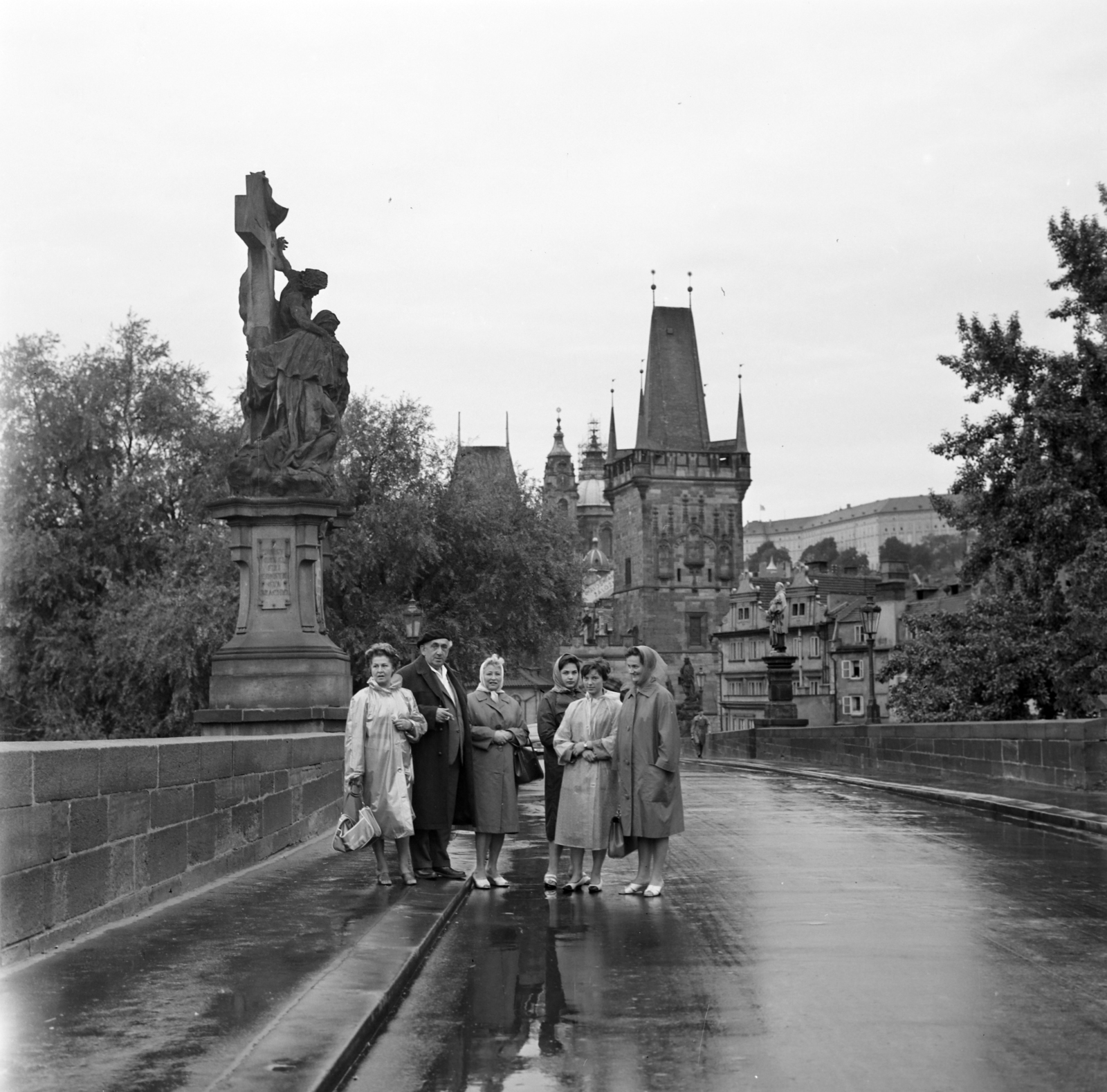 Csehország, Prága, Károly híd, a háttérben jobbra fent a Hradzsin., 1961, Faragó György, esőkabát, Csehszlovákia, kaputorony, Fortepan #260926