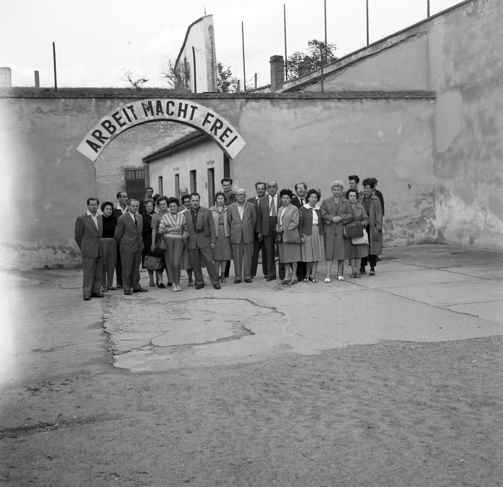Csehország, Terezín, a felvétel a theresienstadti koncentrációs tábor kapuja előtt készült., 1961, Faragó György, koncentrációs tábor, német szöveg, zsidóság, csoportkép, Csehszlovákia, Fortepan #260932