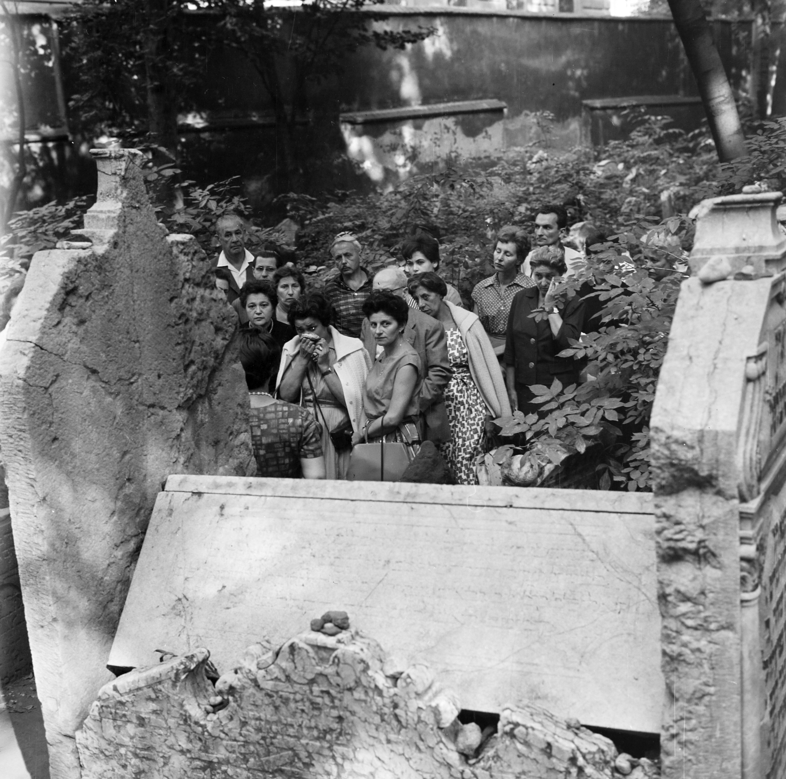 Czech Republik, Prague, a felvétel a Régi zsidó temetőben készült (Starý židovský hřbitov)., 1961, Faragó György, holocaust, cemetery, judaism, Czechoslovakia, Fortepan #260933