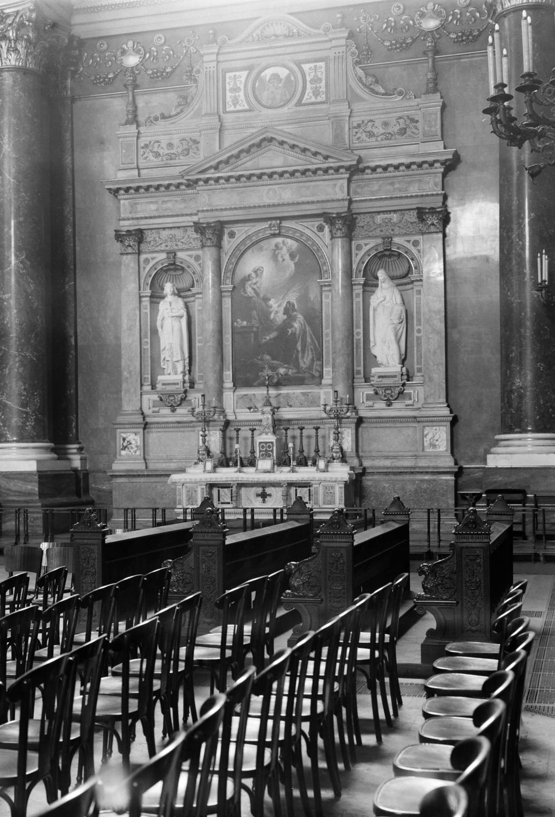 Magyarország, Budapest V., Szent István tér, Szent István-bazilika oldaloltára. Az oltárkép Benczúr Gyula festőművész alkotása, Szent István felajánlja a koronáját. Bal oldalon Boldogfai Farkas Sándor szobrászművész műve, Szent Imre szobra. Jobbra Ohmann Béla szobrászművész alkotása, Szent Margit márványszobra áll., 1961, Faragó György, templombelső, Budapest, Fortepan #260937