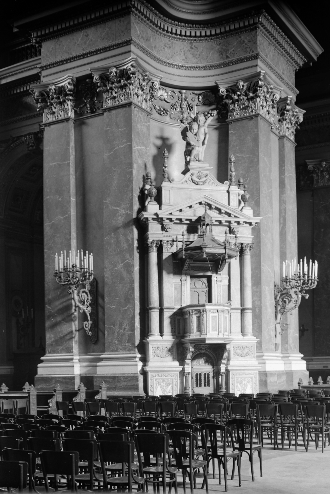 Magyarország, Budapest V., Szent István tér, Szent István-bazilika. A szószék Kauser József építész munkája., 1961, Faragó György, templombelső, Budapest, szék, gyertyatartó, szószék, Fortepan #260938