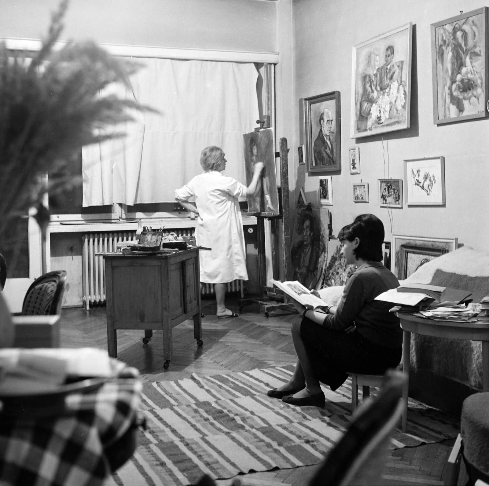 Magyarország, Budapest XIII., Pozsonyi út 40., Beck Judit festőművész, grafikus, keramikus, textil- és bábtervező. Major Tamás feleségének műterme a lakásukban., 1964, Faragó György, Budapest, Fortepan #260950