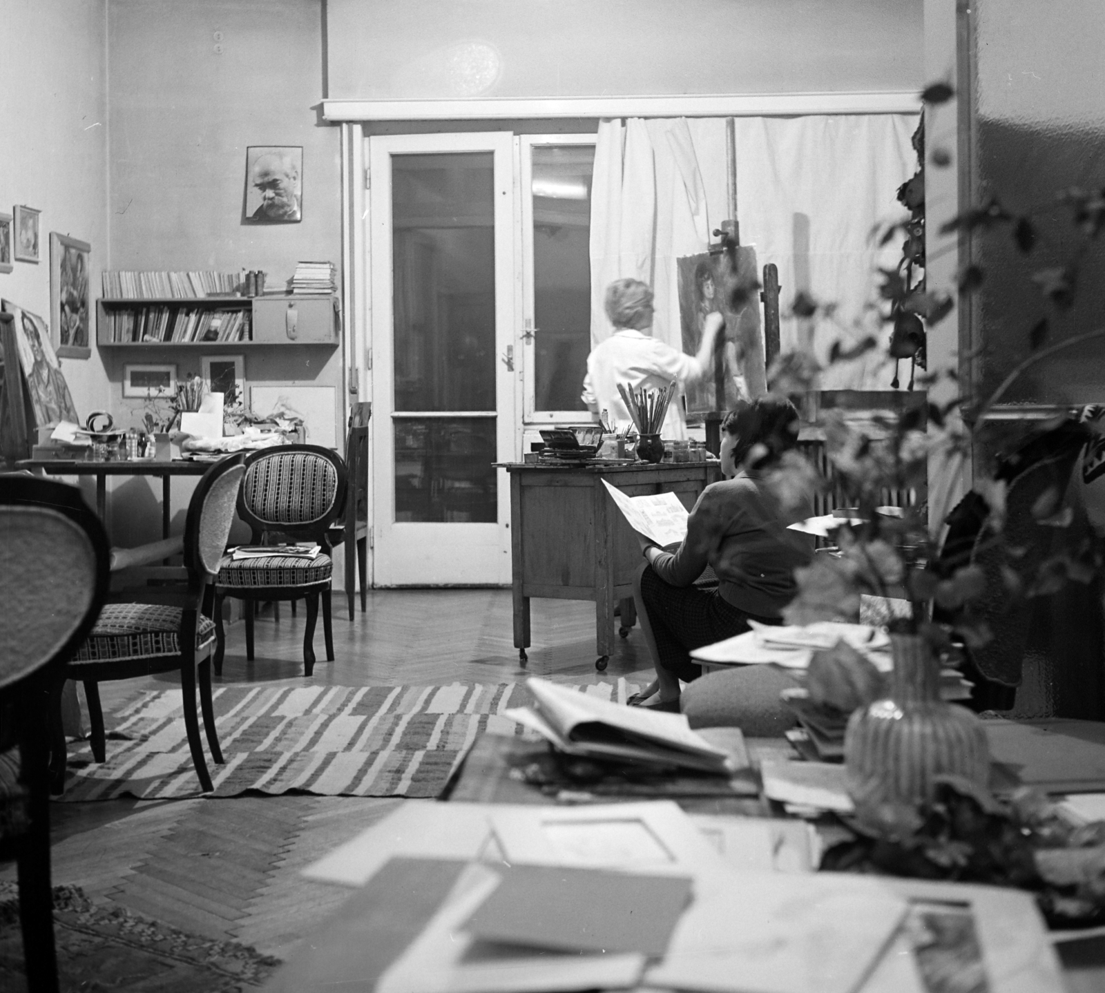 Magyarország, Budapest XIII., Pozsonyi út 40., Beck Judit festőművész, grafikus, keramikus, textil- és bábtervező. Major Tamás feleségének műterme a lakásukban., 1964, Faragó György, Budapest, Fortepan #260951