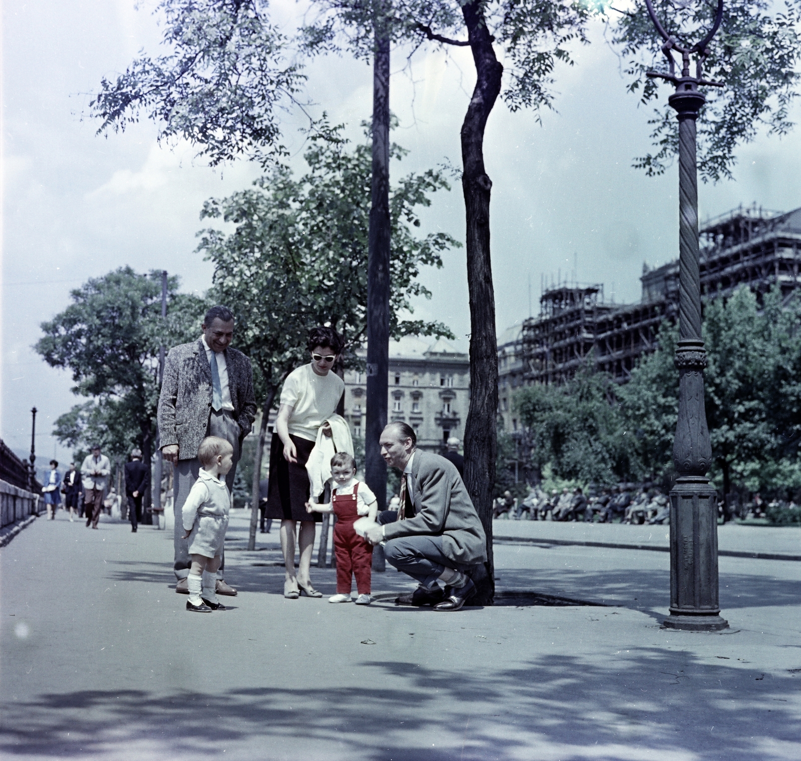 Magyarország, Budapest V., Dunakorzó a Vigadó térnél, jobbra a felálványozott Vigadó épülete., 1964, Faragó György, Budapest, színes, Fortepan #260955