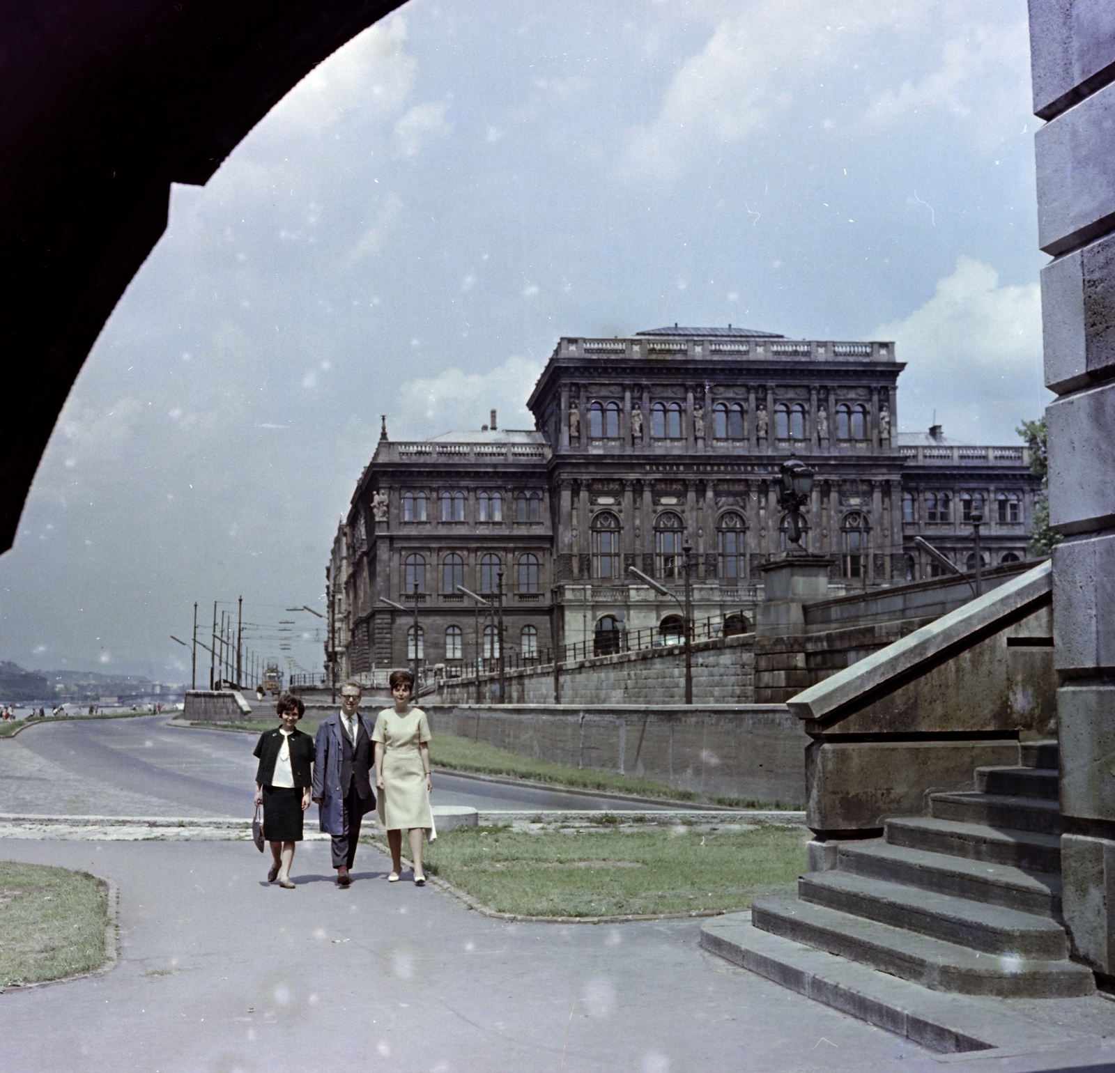 Magyarország, Budapest V., a felvétel a Széchenyi Lánchíd pesti hídfője alatti gyalogos alagútból készült, szemben a Magyar Tudományos Akadémia székháza., 1964, Faragó György, Magyar Tudományos Akadémia, színes, Budapest, Fortepan #260959