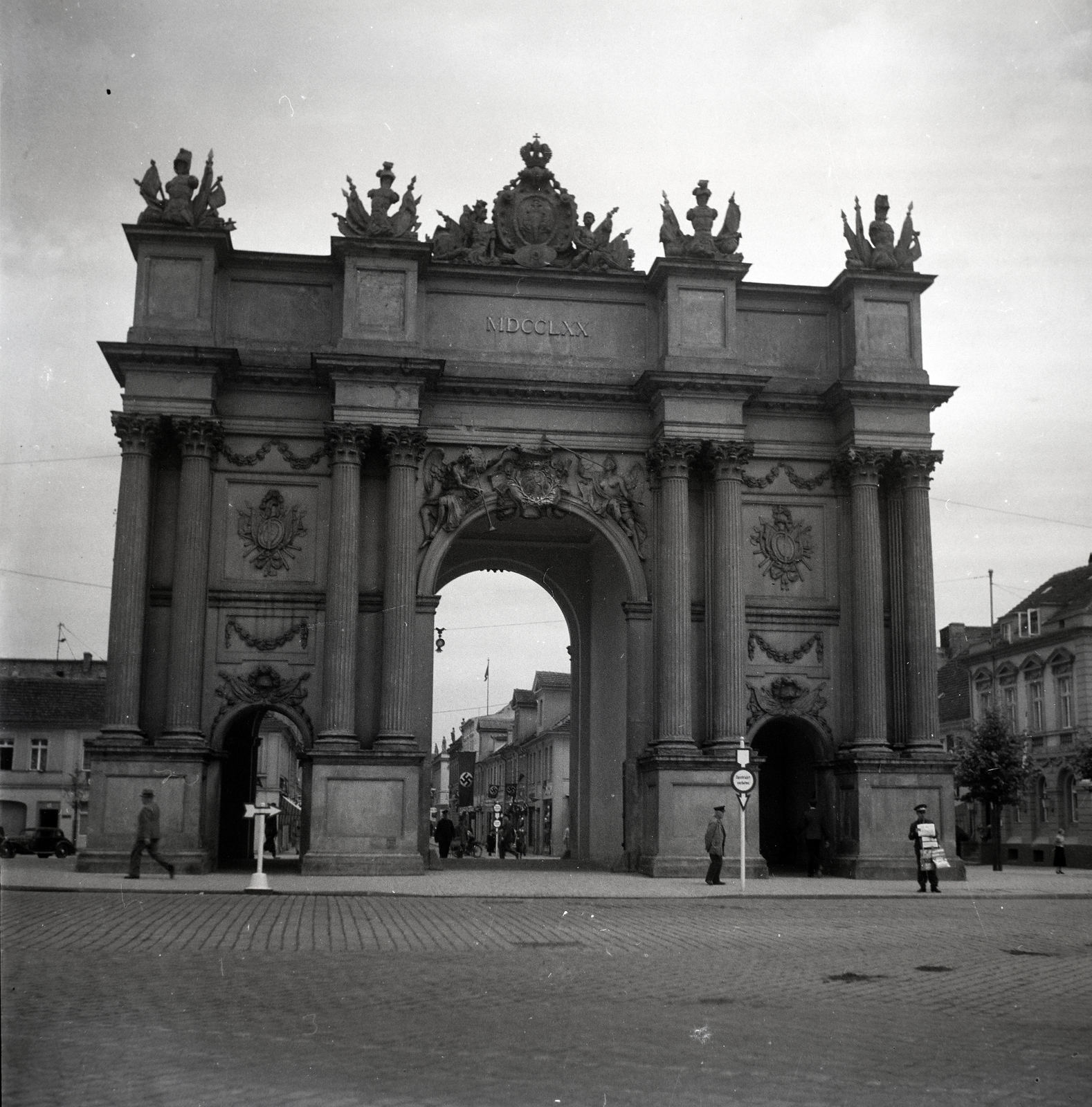 Germany, Potsdam, Diadalív (Brandenburgi kapu)., 1936, Lőrincze Judit, swastica, triumphal arch, Carl von Gontard-design, Georg Christian Unger-design, Fortepan #26097