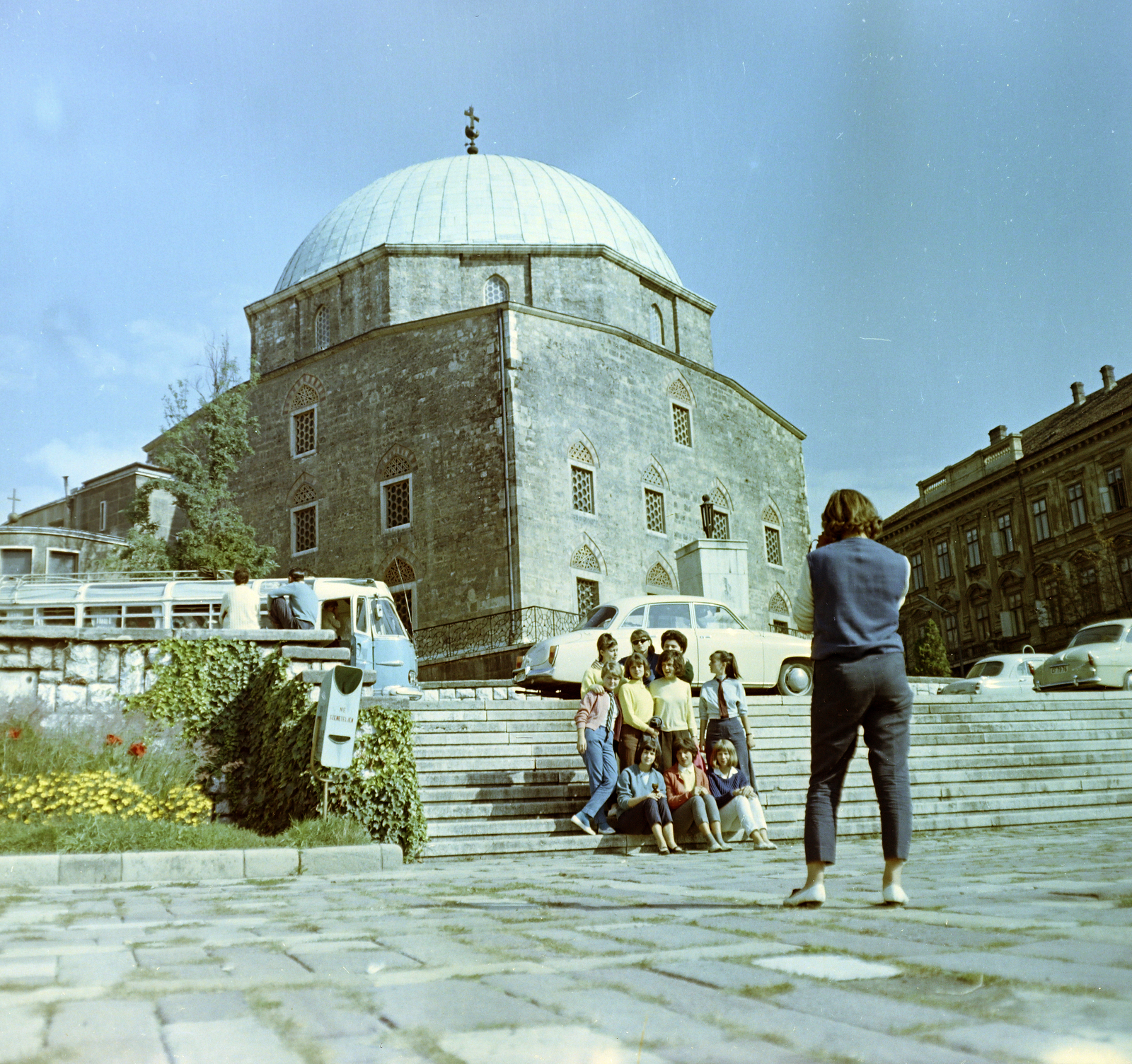 Hungary, Pécs, Széchenyi tér, Dzsámi., 1965, Faragó György, colorful, photography, trash can, sitting on stairs, Wartburg-brand, Ikarus-brand, bus, Fortepan #260982