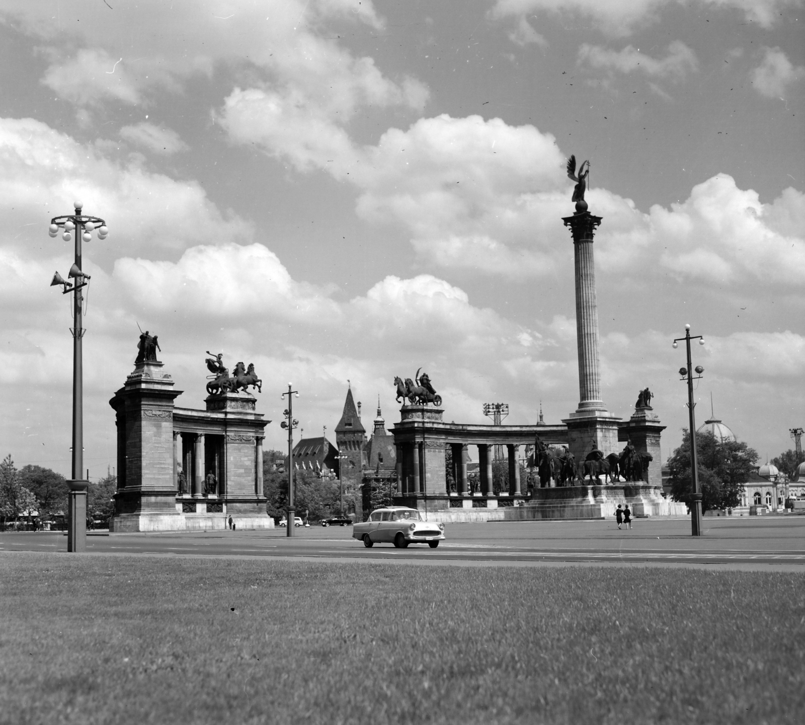 Magyarország, Budapest XIV., Hősök tere, a Millenniumi emlékmű hátterében a Vajdahunyad vára., 1966, Faragó György, Budapest, Fortepan #261002