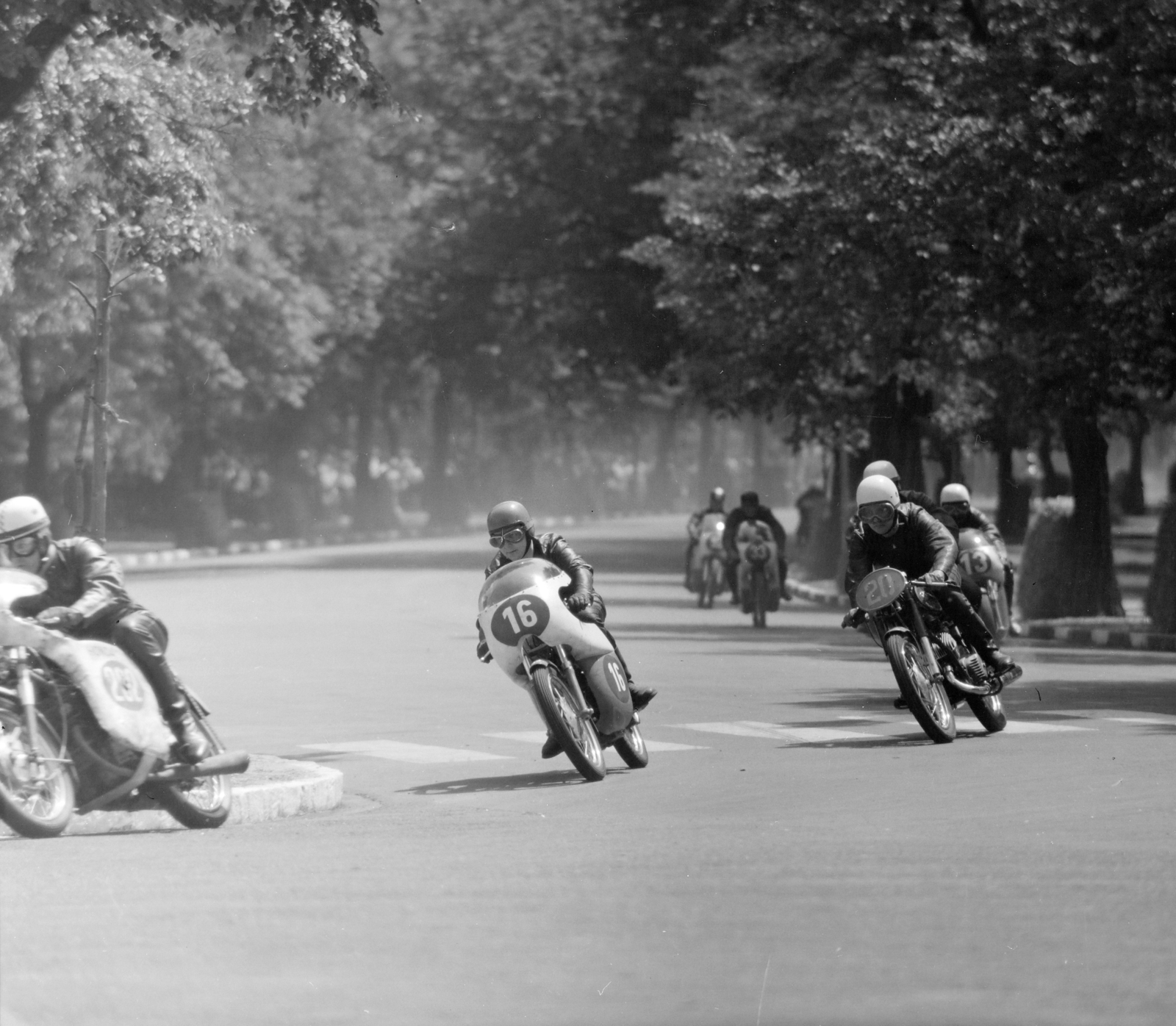 Magyarország, Népliget, Budapest X., az Országos Sportnapok keretében.megredezett Budapesti Honvéd nemzetközi gyorsasági motorversenye., 1966, Faragó György, Budapest, Fortepan #261031