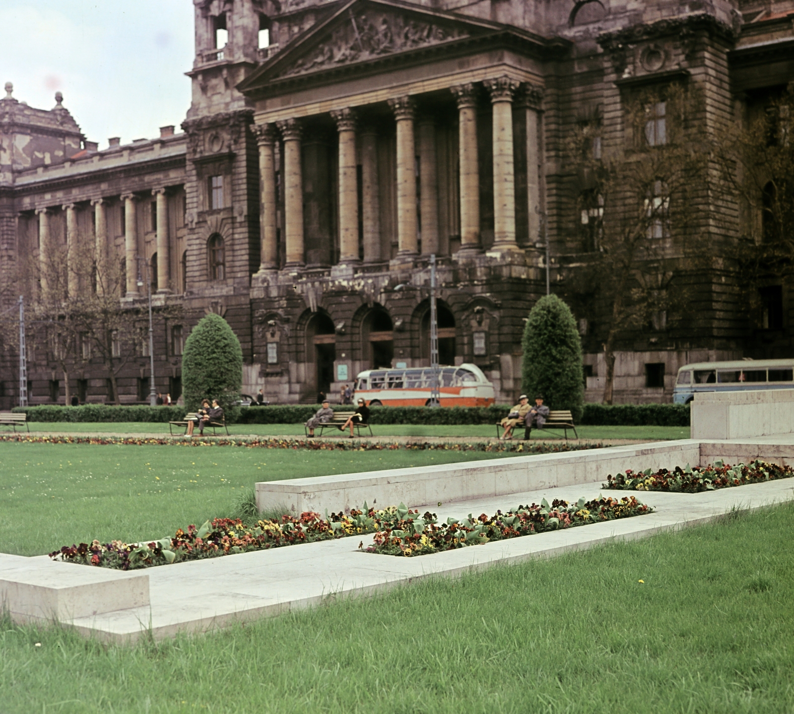 Magyarország, Budapest V., Kossuth Lajos tér, Igazságügyi Palota (ekkor Magyar Nemzeti Galéria)., 1966, Faragó György, autóbusz, Budapest, Fortepan #261034