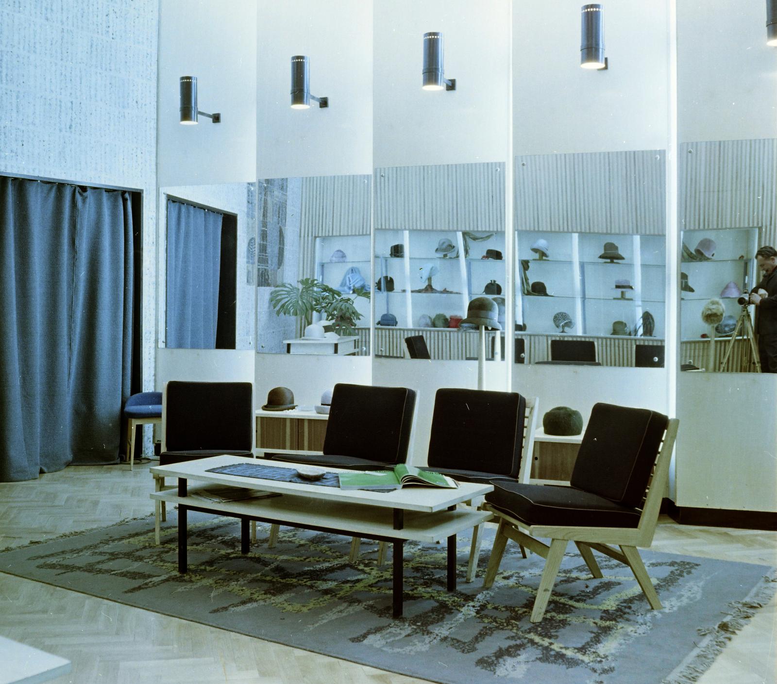 Hungary, Budapest V., Váci utca 12., »LUXUS« Női Kalapszalon., 1965, Faragó György, hat, tripod, shop interior, colorful, interior, photography, hat shop, reflection, Budapest, Fortepan #261037