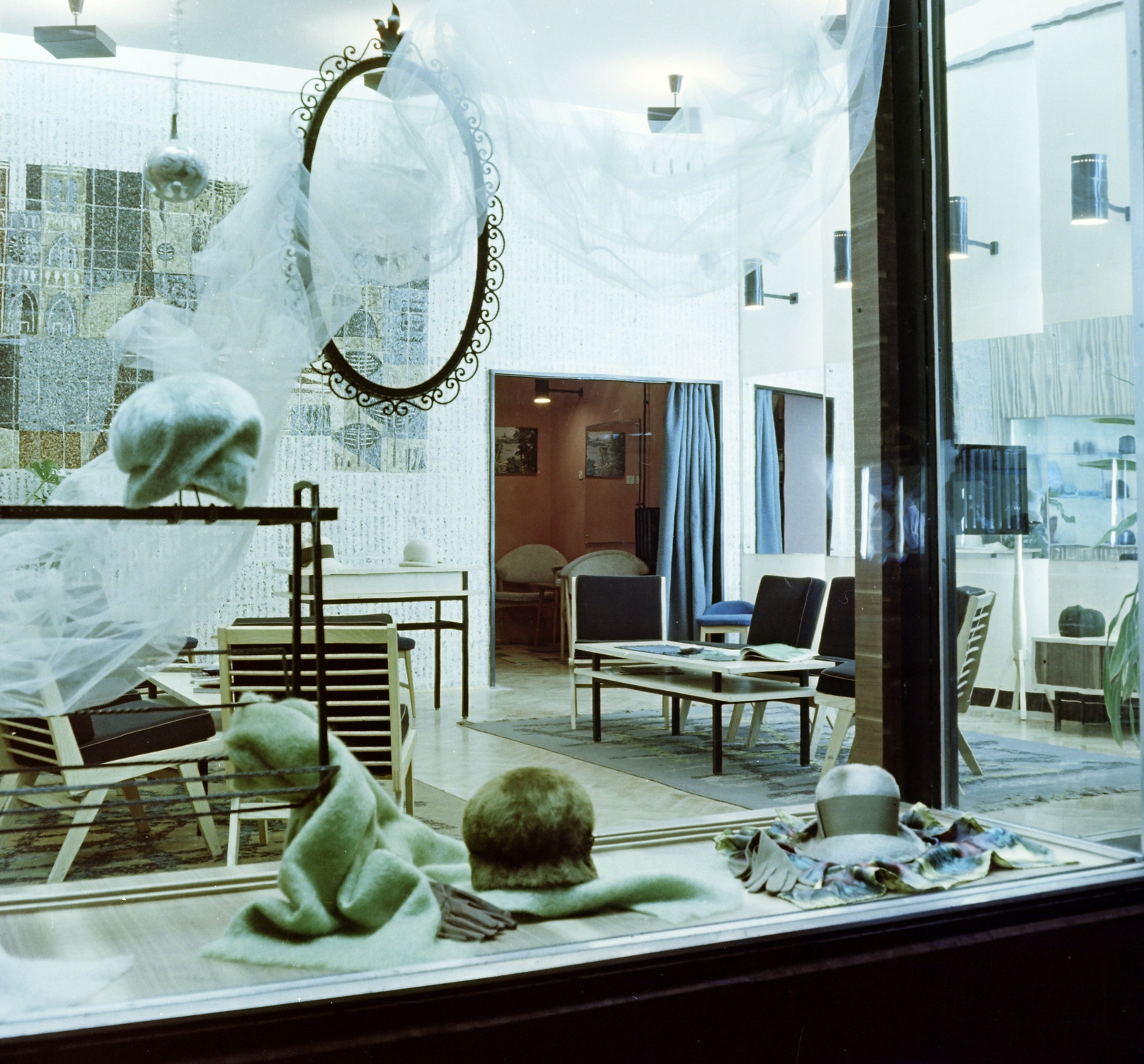 Hungary, Budapest V., Váci utca 12., »LUXUS« Női Kalapszalon., 1965, Faragó György, hat, shop interior, colorful, Show window, interior, hat shop, Budapest, Fortepan #261040