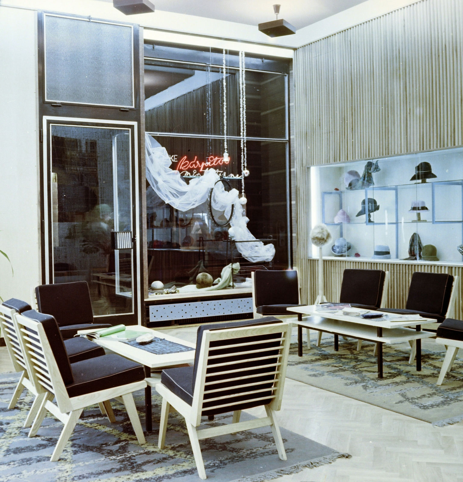 Hungary, Budapest V., Váci utca 12., »LUXUS« Női Kalapszalon., 1965, Faragó György, hat, shop interior, colorful, Show window, interior, hat shop, Budapest, Fortepan #261041