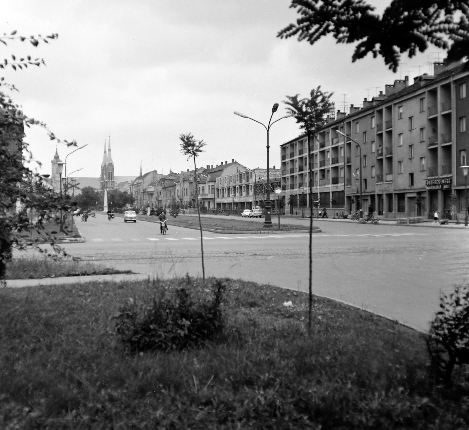 Hungary, Békéscsaba, Szabadság tér a Szent István tér felé nézve. Háttérben balra az Evangélikus nagytemplom, tőle jobbra a Páduai Szent Antal római katolikus templom., 1967, Faragó György, Fortepan #261054
