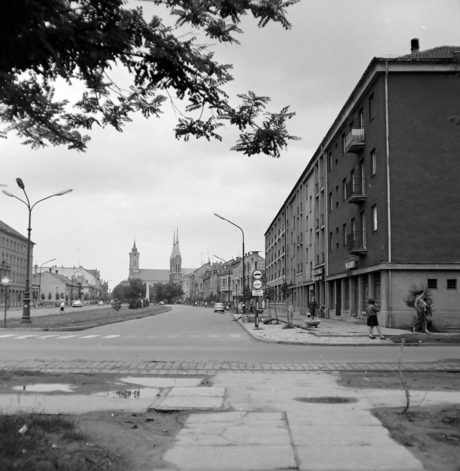 Hungary, Békéscsaba, Szabadság tér a Szent István tér felé nézve. Háttérben balra az Evangélikus nagytemplom, tőle jobbra a Páduai Szent Antal római katolikus templom., 1967, Faragó György, main square, church, rails, Fortepan #261055