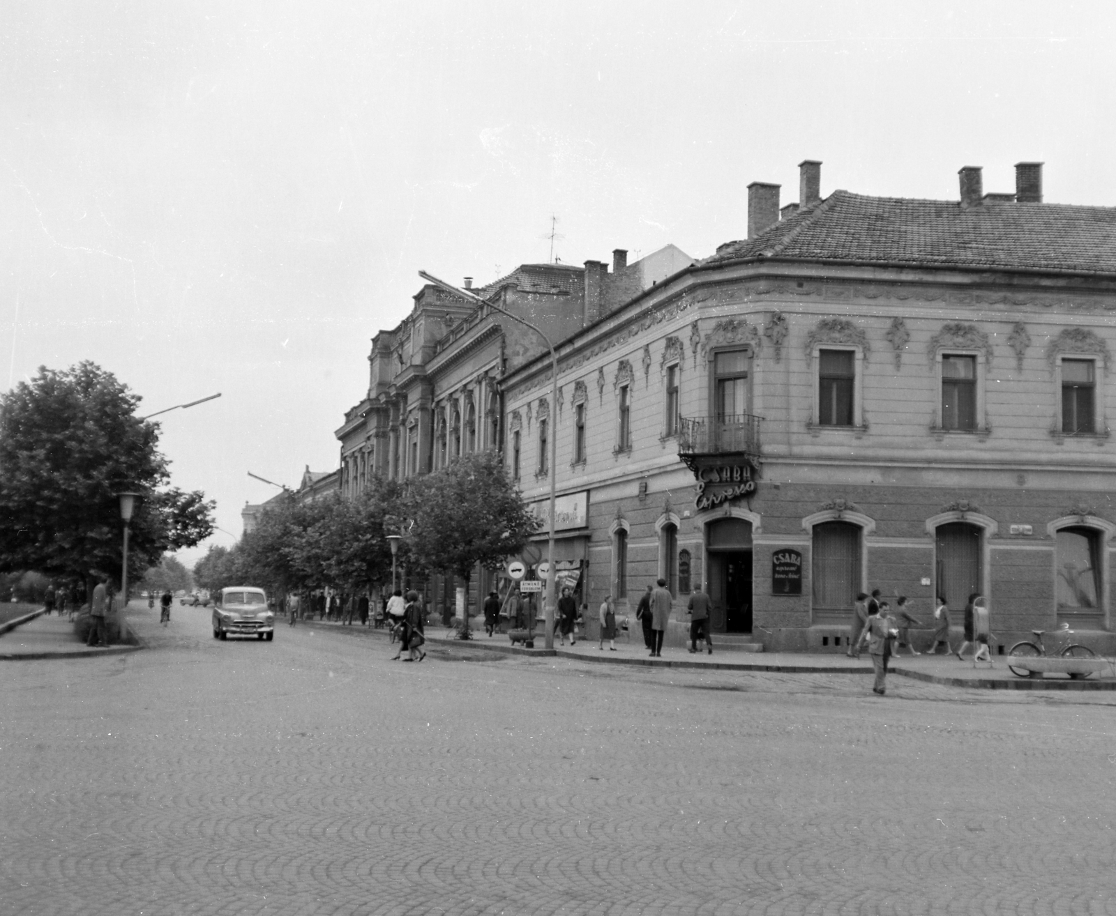 Hungary, Békéscsaba, Szent István tér, szemben az Andrássy út (Tanácsköztársaság útja)-on jobbra a Jókai Színház., 1967, Faragó György, bicycle, Fortepan #261056
