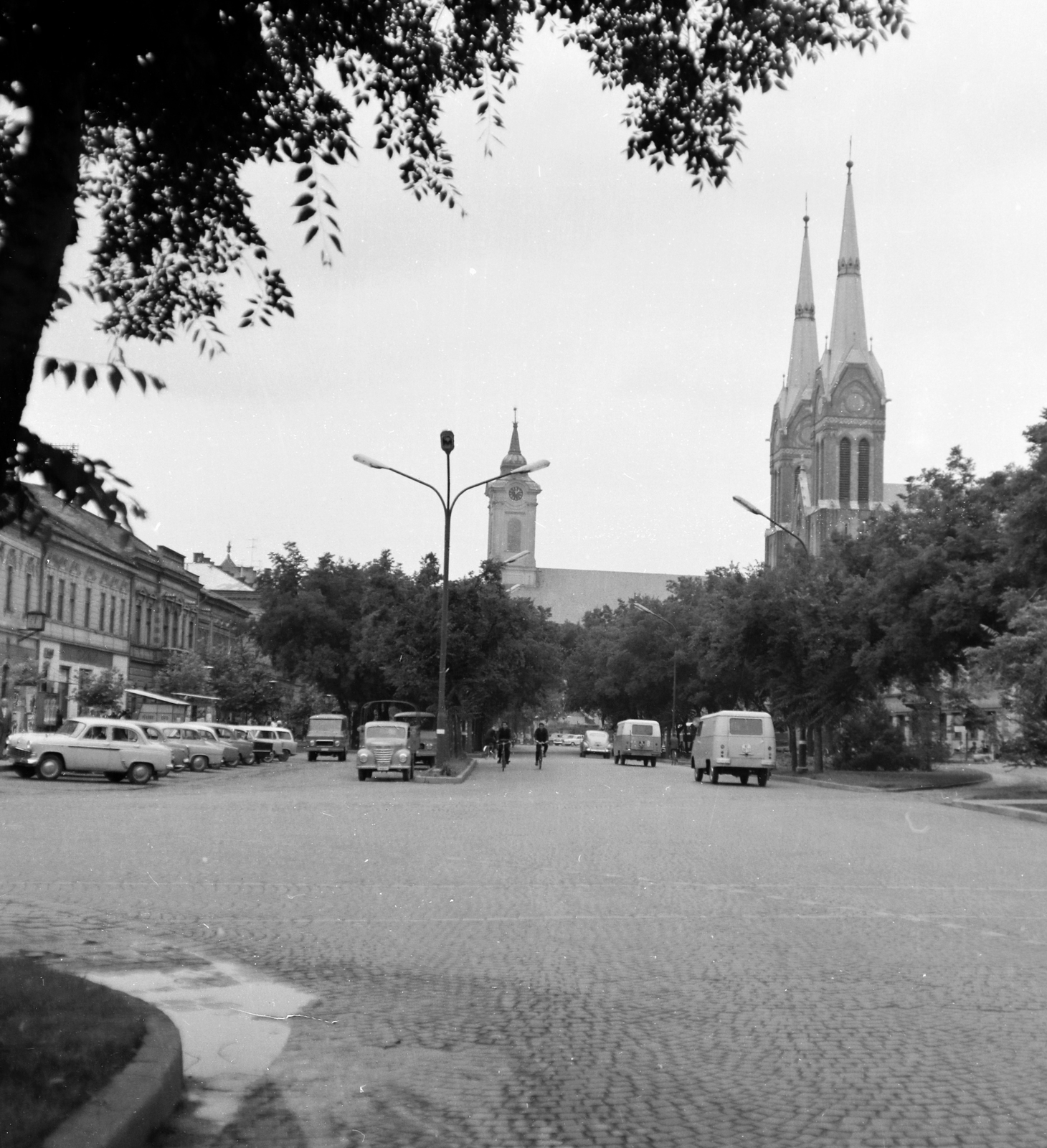 Hungary, Békéscsaba, Szent István tér a Szabadság tér felől, balra az Evangélikus nagytemplom, tőle jobbra a Páduai Szent Antal-templom., 1967, Faragó György, car park, Fortepan #261057