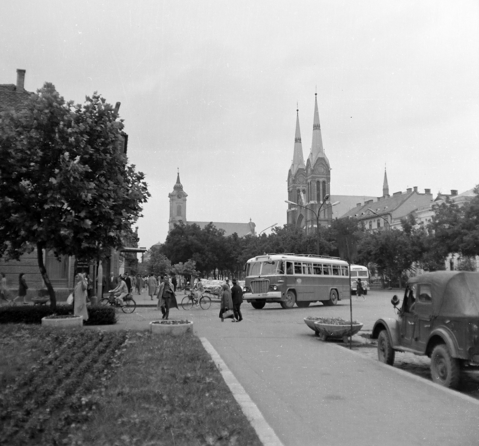 Hungary, Békéscsaba, Szent István tér a Szabadság tér felől, balra az Evangélikus nagytemplom, tőle jobbra a Páduai Szent Antal-templom., 1967, Faragó György, Ikarus 620, Fortepan #261058