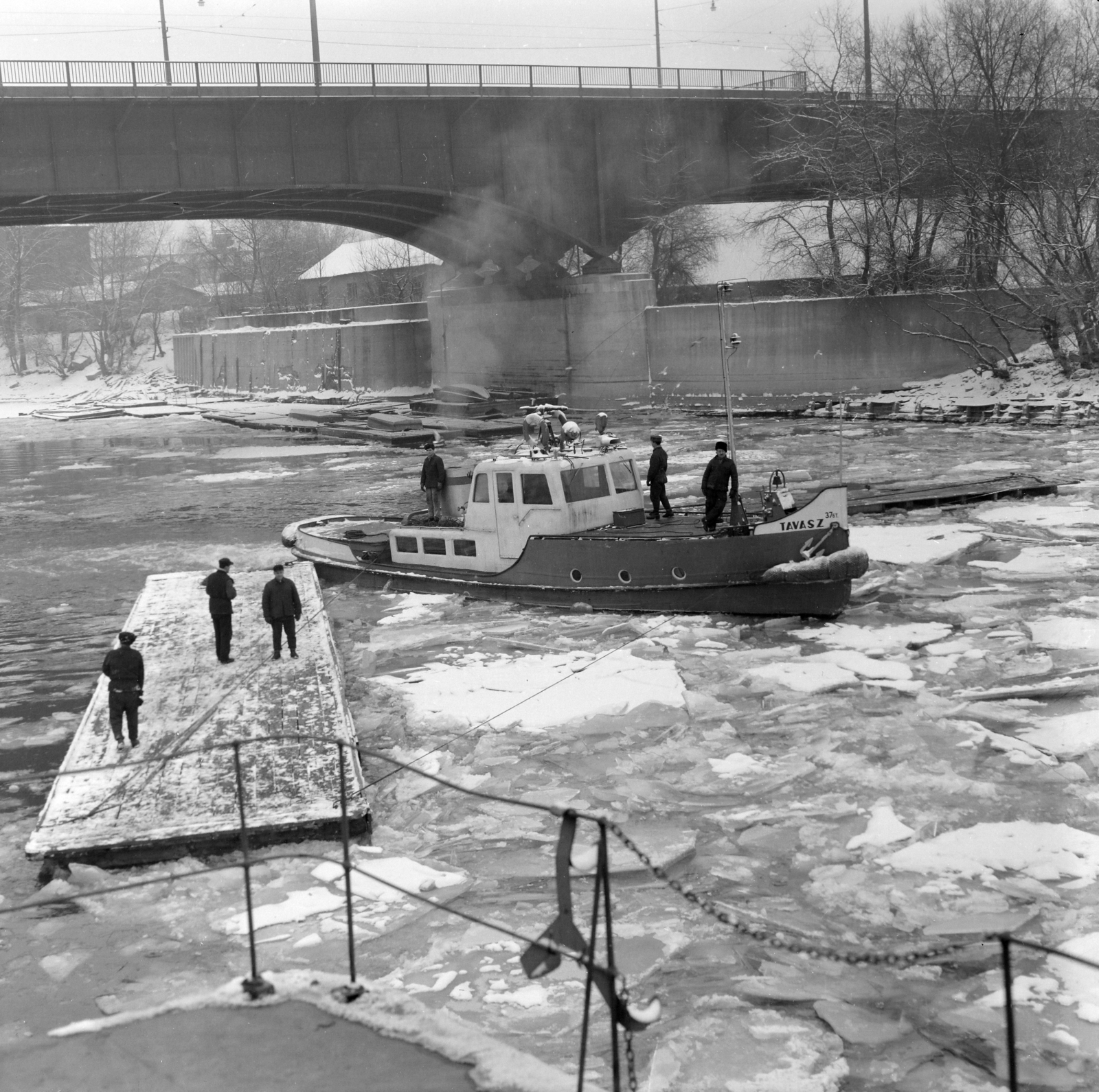 Hungary, Óbuda, Budapest III., Duna-ág a Hajógyári-sziget végénél, a Tavasz vontató motorhajó pontont mozgat az Árpád híd közelében., 1967, Faragó György, ice breaking, pontoon bridge, Budapest, Fortepan #261059