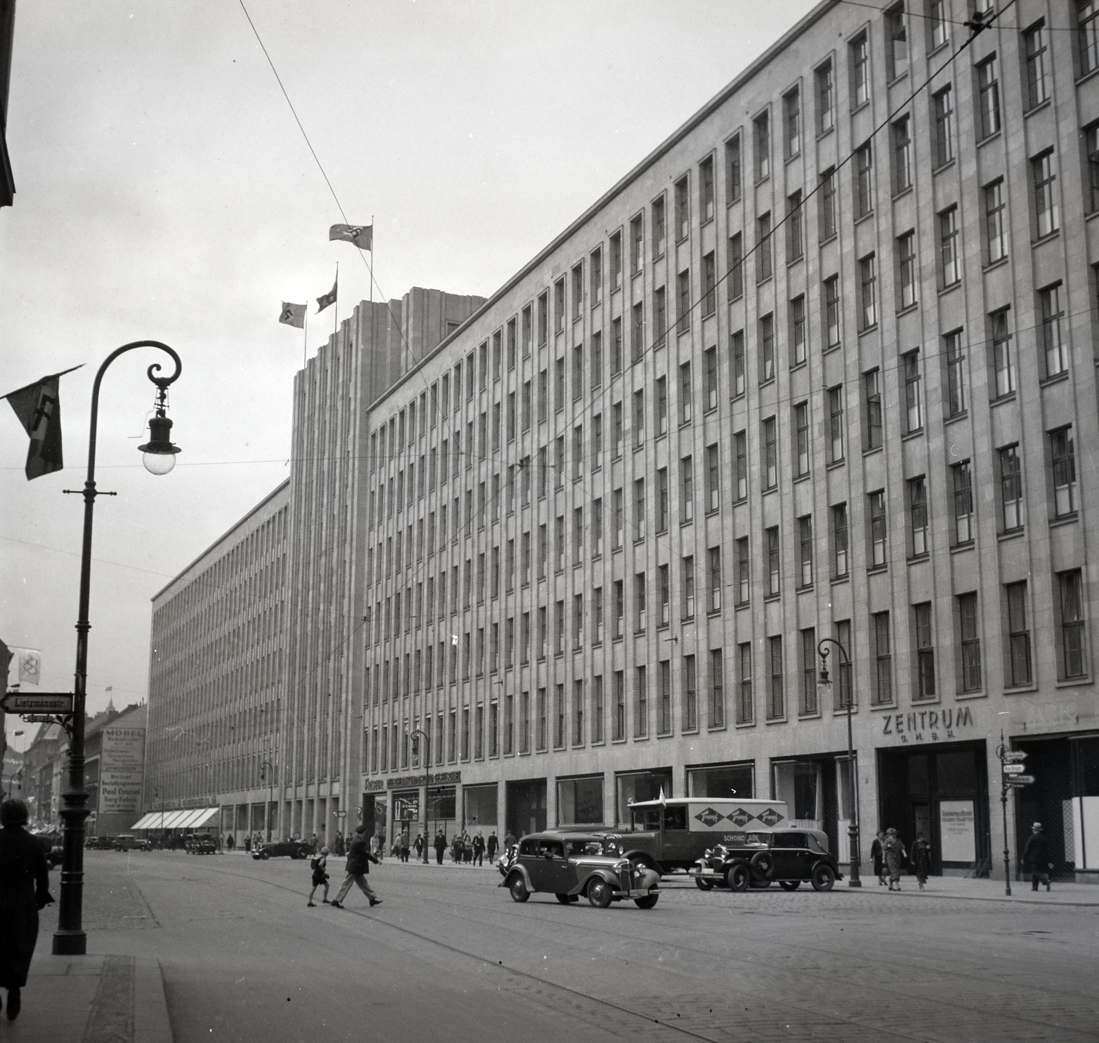 Germany, Berlin, Bernhard-Weiss-Strasse (Neue Königstrasse), Karstadt irodaház. Később a berlini rendőrség központi épülete., 1936, Lőrincze Judit, ad, swastica, gas lamp, automobile, modern architecture, Trumpf-brand, Fortepan #26106