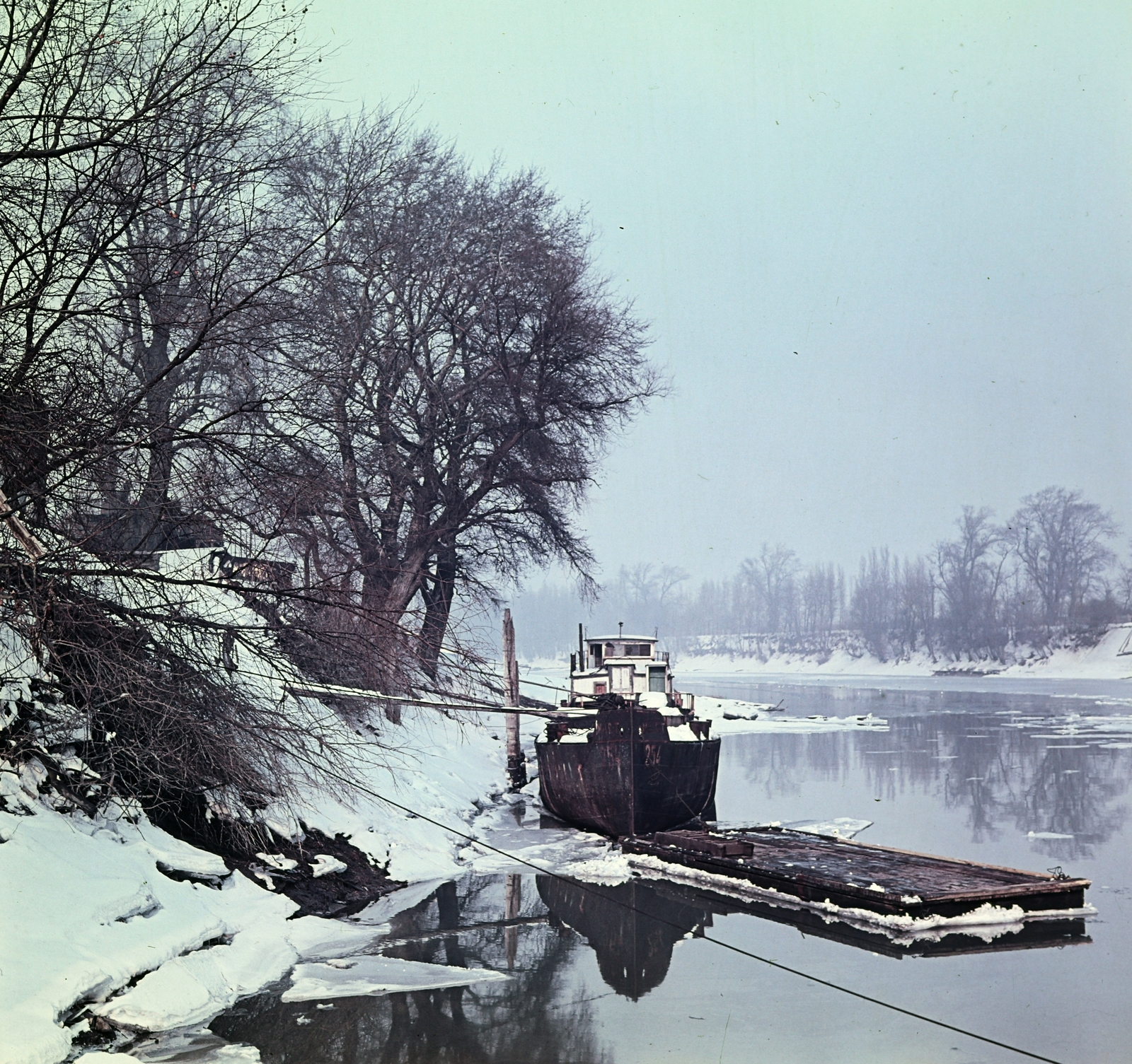 Hungary, Óbuda, Budapest III., Óbudai Hajógyár, Hajógyári-öböl., 1967, Faragó György, colorful, barge, Budapest, Fortepan #261067