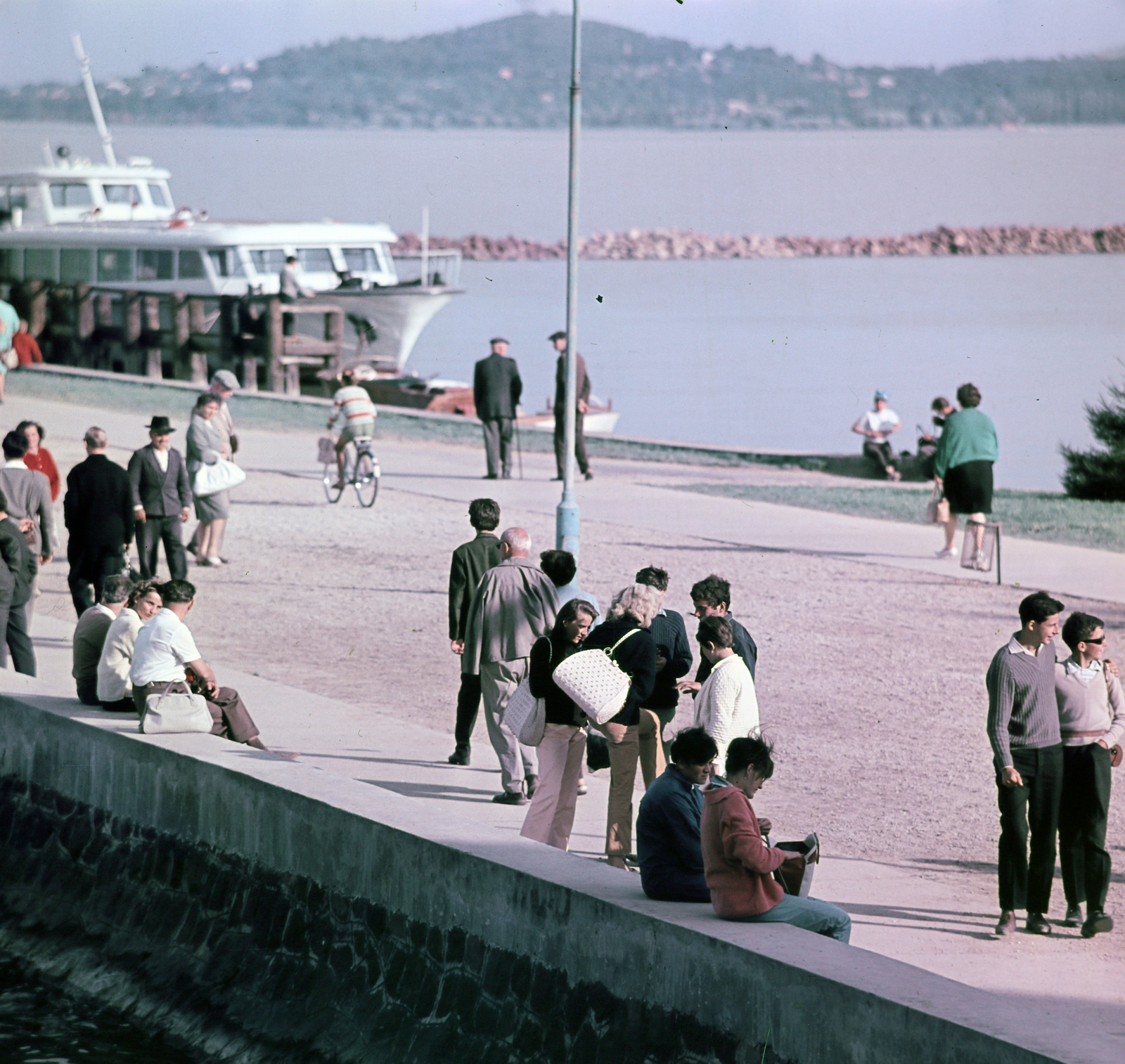 Hungary,Lake Balaton, Badacsonytomaj,Badacsony, a hajóállomás mólója, a túlparton Fonyód., 1963, Faragó György, bicycle, colorful, Fortepan #261070