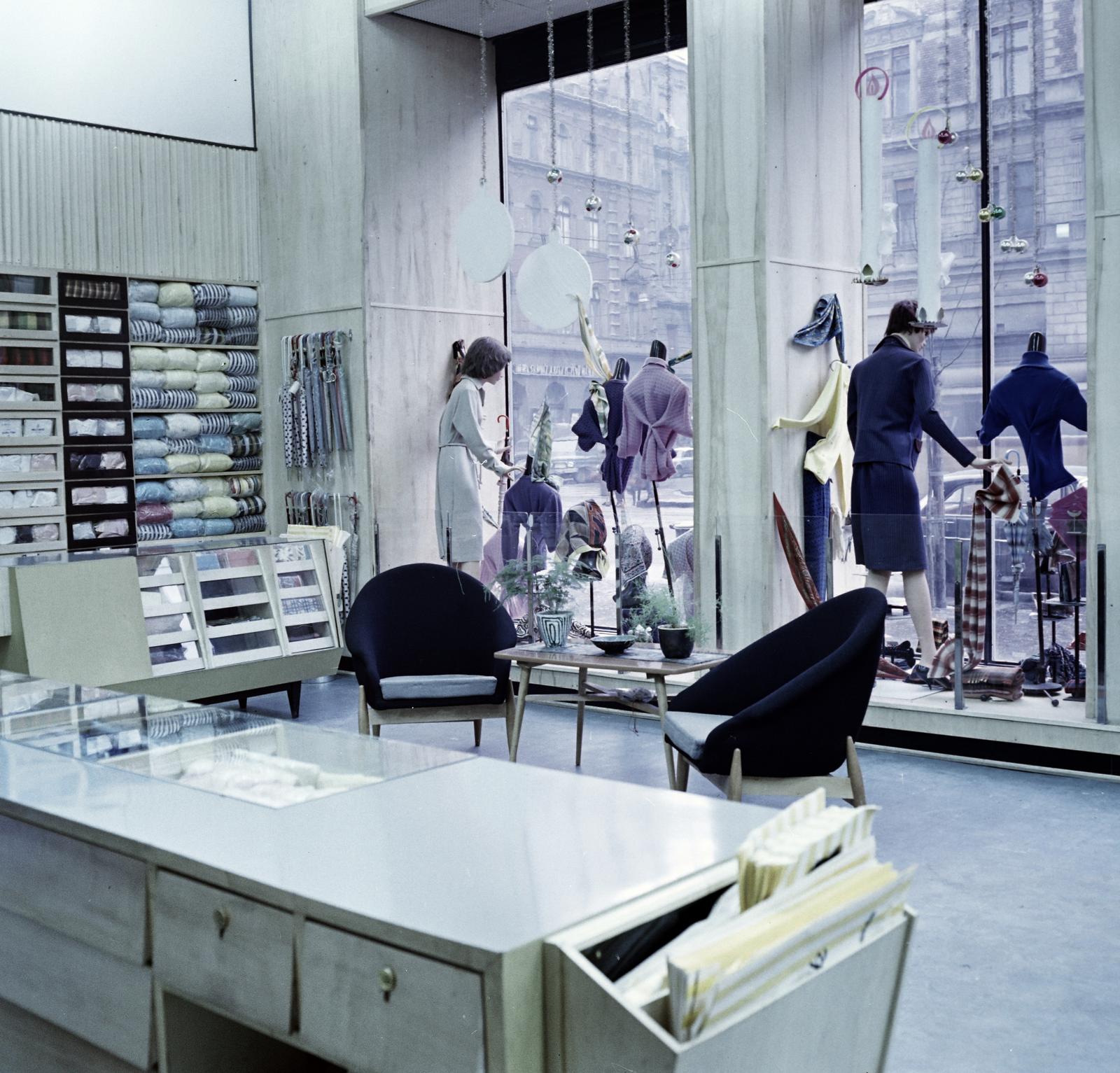 Magyarország, Budapest VII., a felvétel az Erzsébet (Lenin) körút 58-as számú házban lévő Aranypók szaküzletében, a női divatáruboltban készült., 1968, Faragó György, Budapest, Fortepan #261104