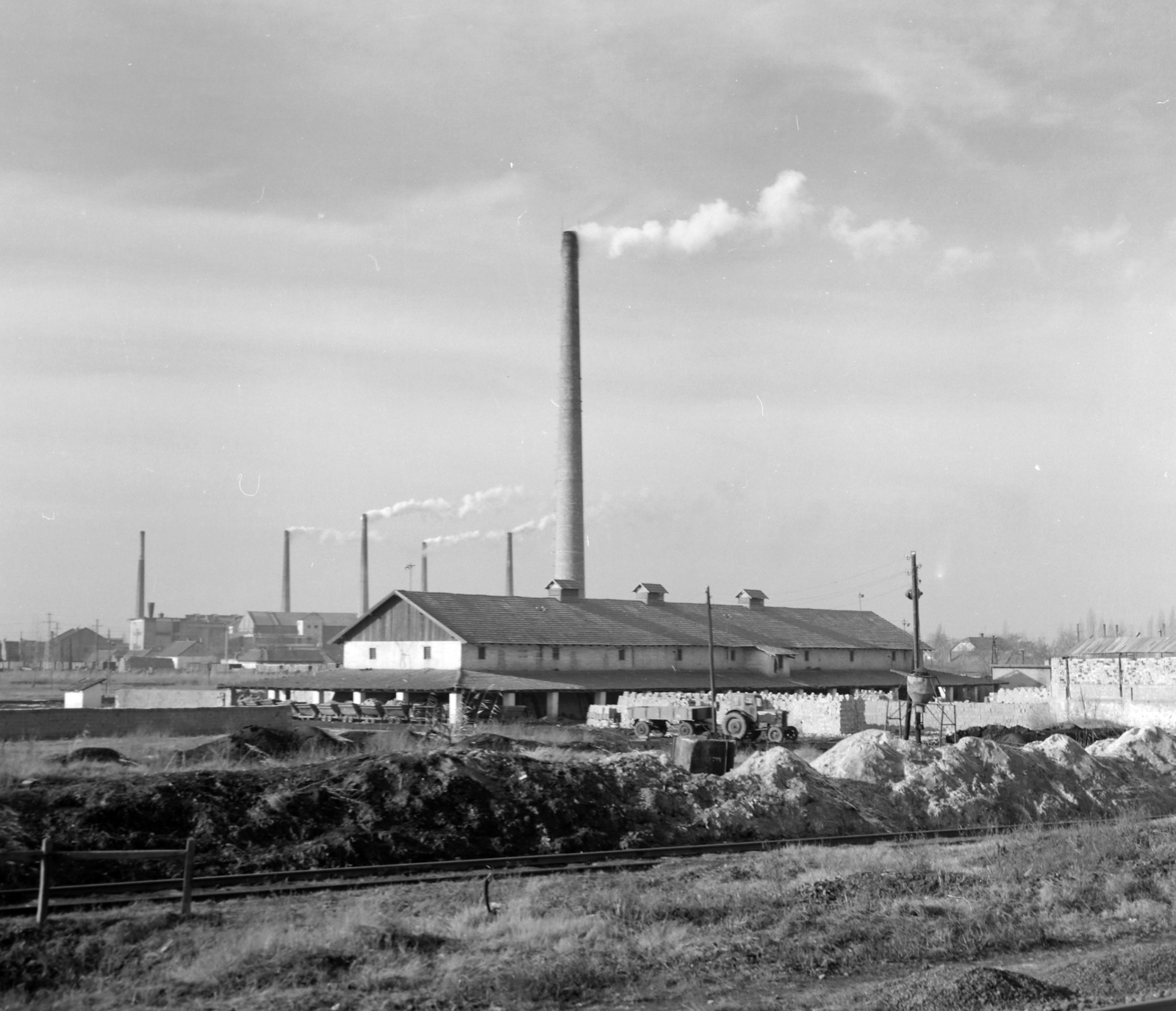 Hungary, Békéscsaba, I-es számú téglagyár (egykor HERKULES téglagyár)., 1968, Faragó György, tractor, brick factory, factory chimney, Fortepan #261120