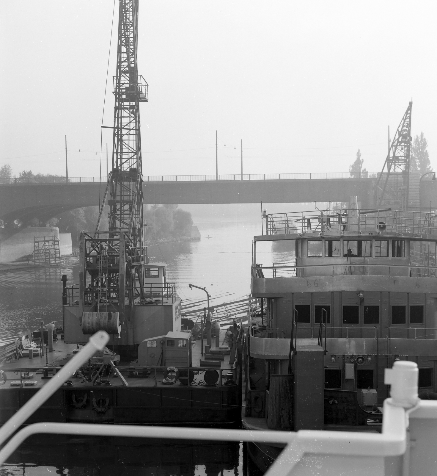 Magyarország, Óbuda, Budapest III., Óbudai Hajógyár, Hajógyári-öböl, a Botond úszódarú és mellette az építés alatt álló Dunajszkij 66 tolóvontató hajó, 1967, Faragó György, Budapest, Fortepan #261126