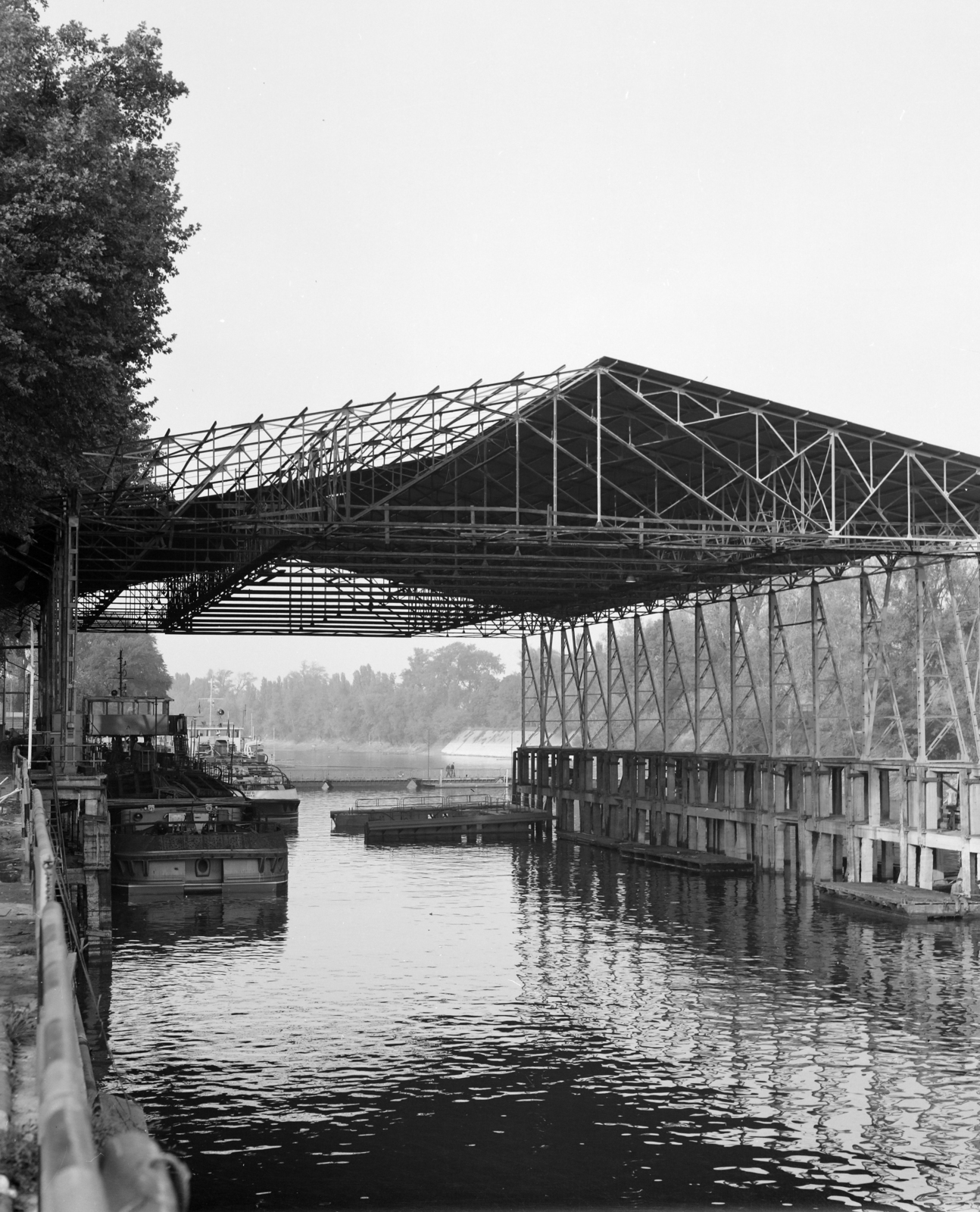 Hungary, Óbuda, Budapest III., Óbudai Hajógyár, Hajógyári-öböl, MFTR uszály a hajóvédő csarnok alatt., 1967, Faragó György, Budapest, Fortepan #261128