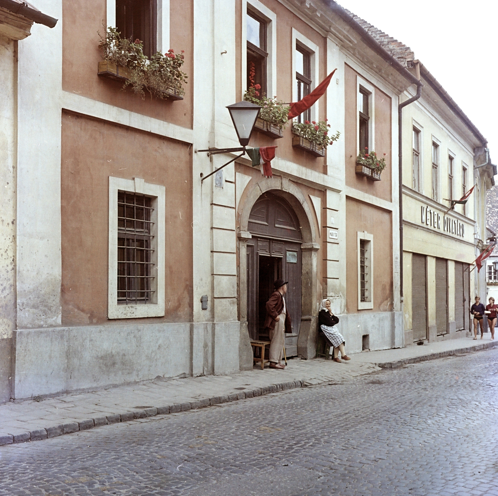 Hungary, Szentendre, Fő (Marx) tér, előtérben a 12., mögötte a 11-es számú ház., 1969, Faragó György, Fortepan #261137