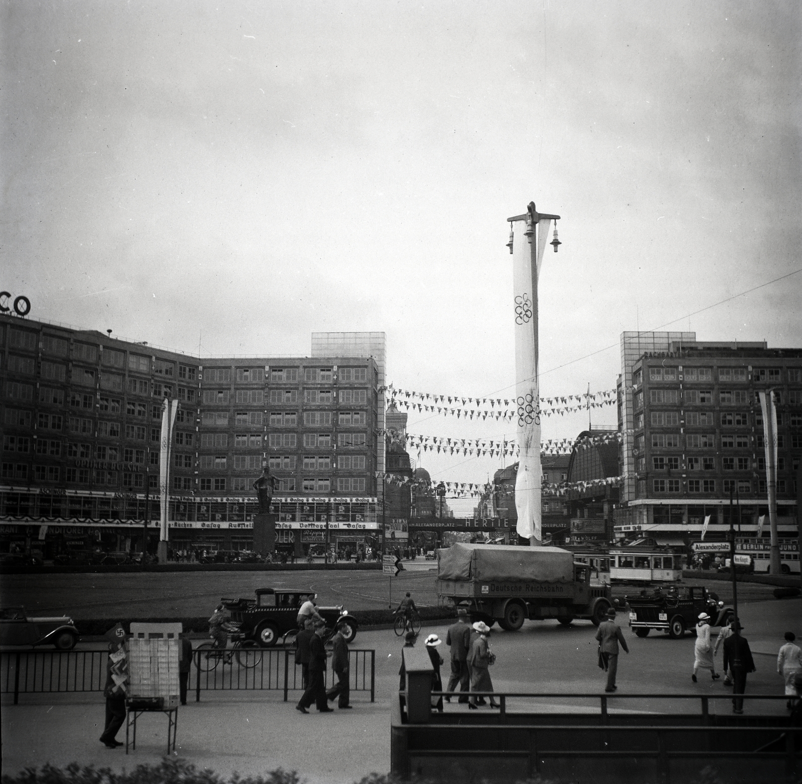 Germany, Berlin, Alexanderplatz, balra az Alexanderhaus, jobbra a Berolinahaus., 1936, Lőrincze Judit, sculpture, commercial vehicle, tram, swastica, Olympics, automobile, street name sign, modern architecture, Peter Behrens-design, bicycle, Fortepan #26114