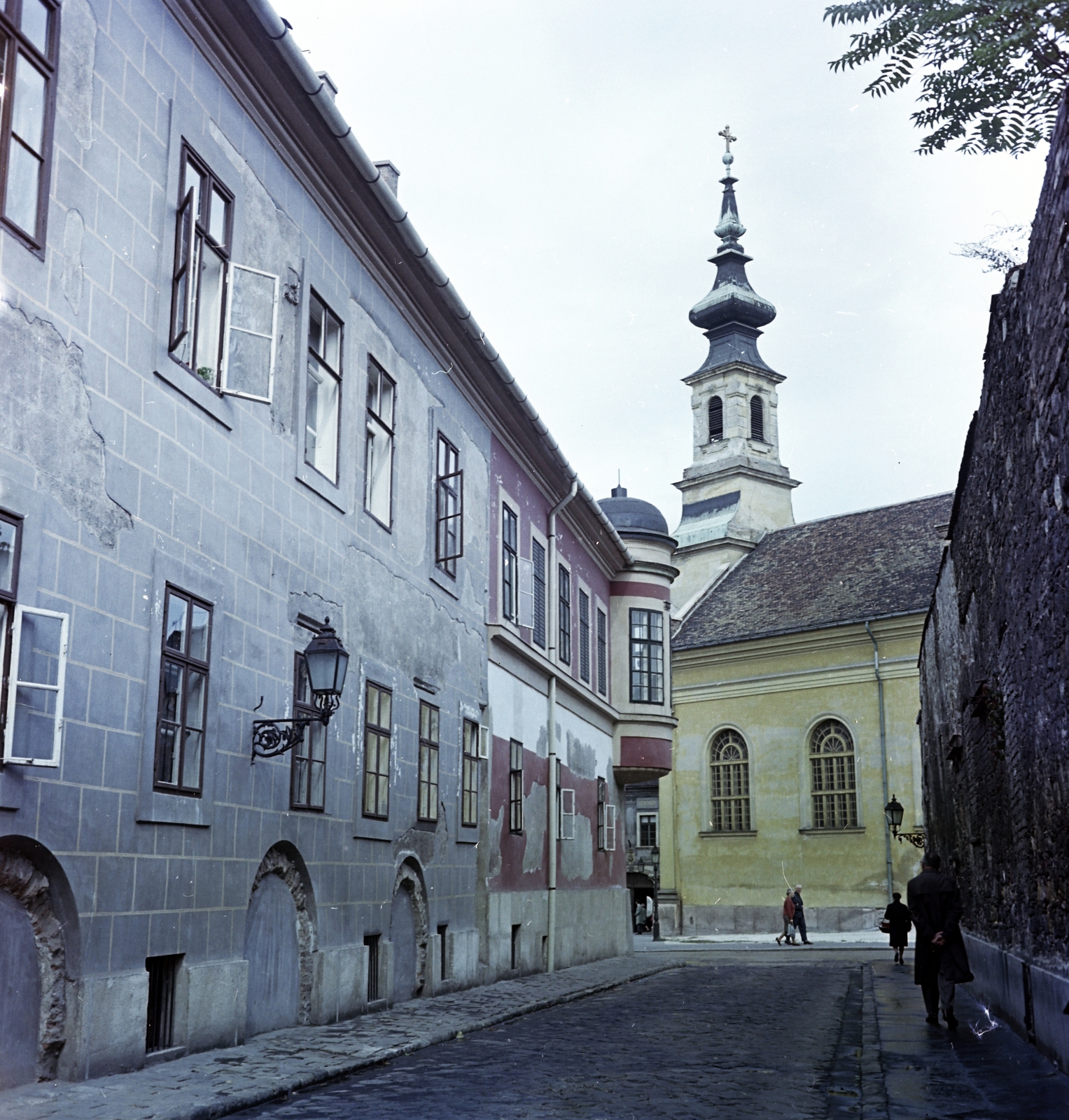 Hungary, Budapest I., Kard utca, szemben a Bécsi kapu téri evangélikus templom., 1969, Faragó György, Budapest, colorful, Fortepan #261158