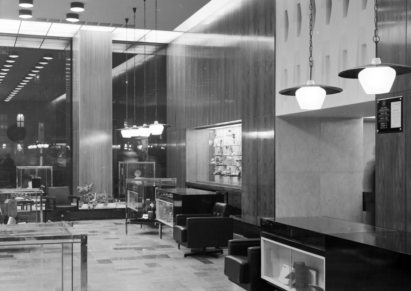 Hungary, Budapest V., Vörösmarty tér - Váci utca sarok. Az Óra és Ékszer­kereskedelmi Vállalat üzlete., 1969, Faragó György, Budapest, Fortepan #261161